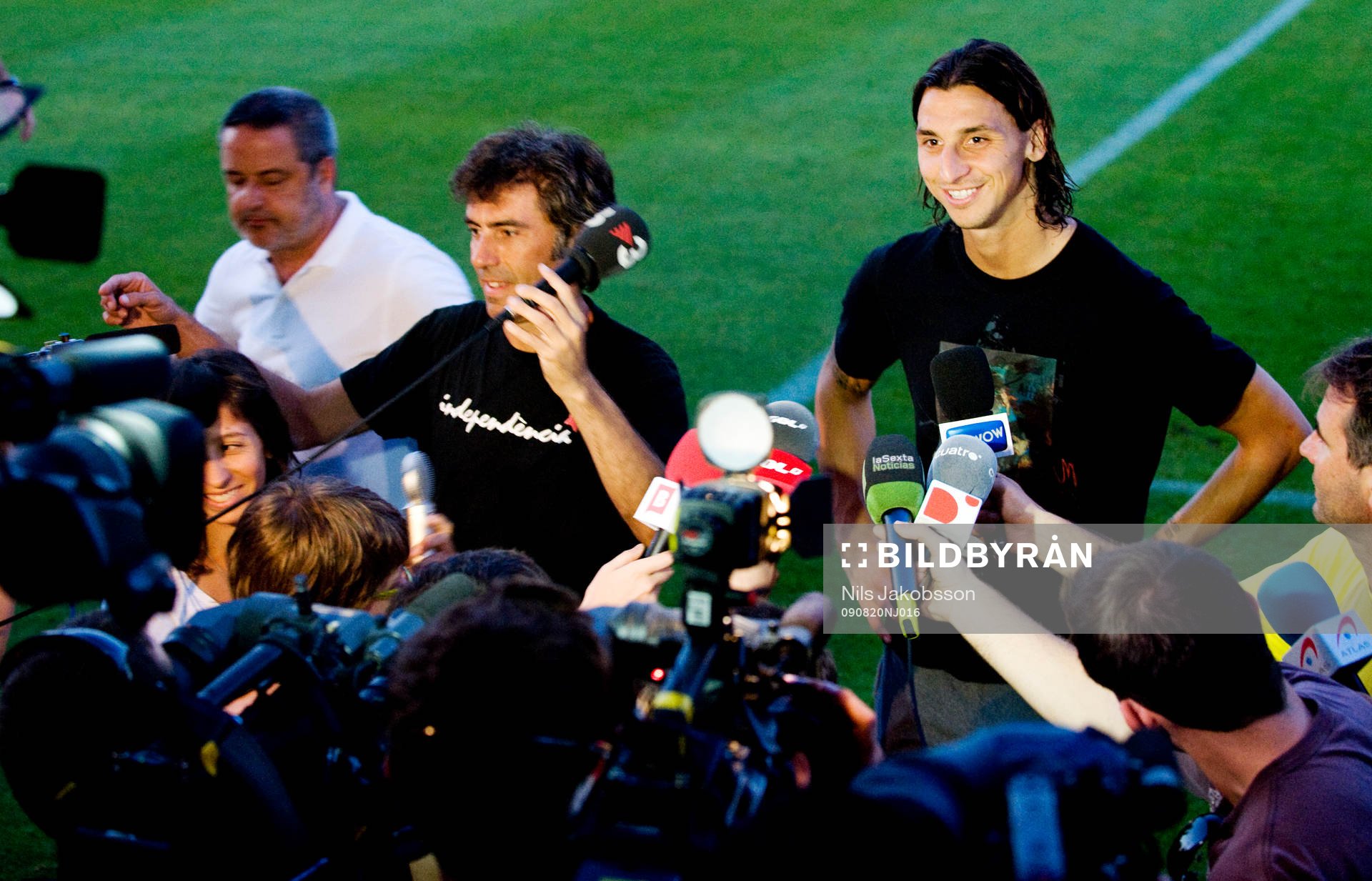 Zlatan Ibrahimovic snackar med journalister. Press, media