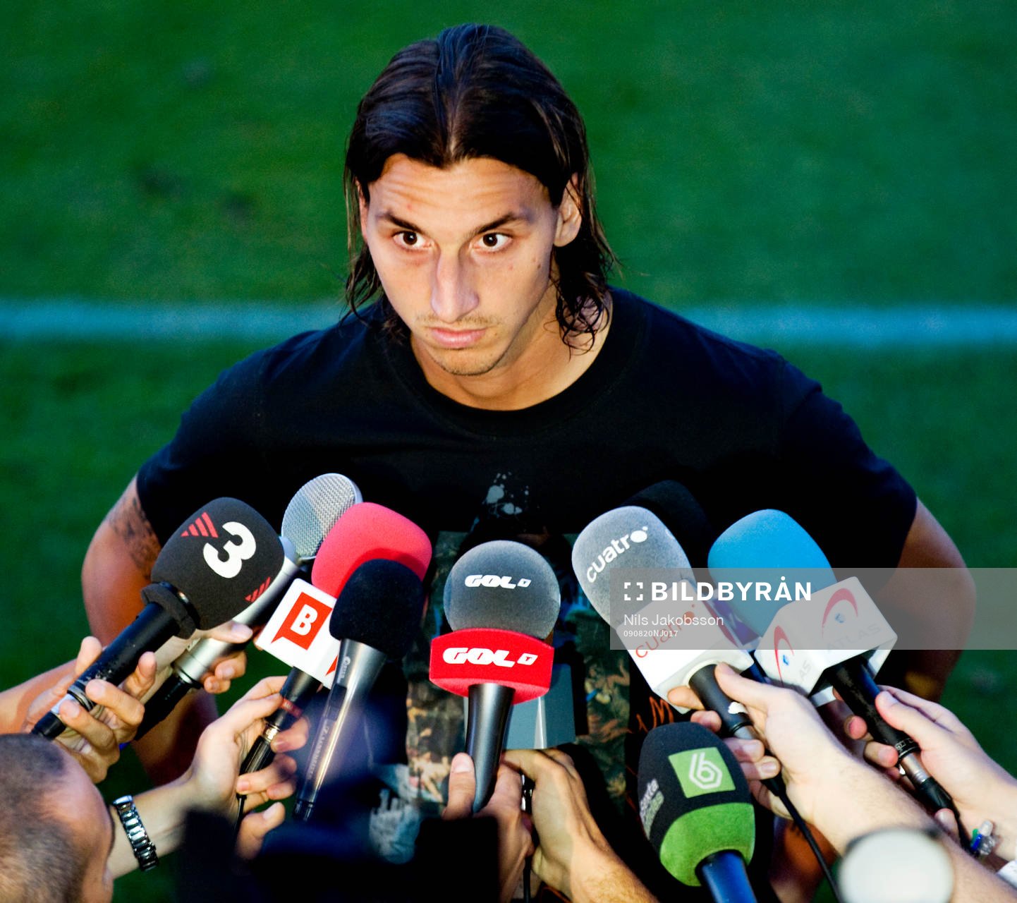 Zlatan Ibrahimovic snackar med journalister. Press, media,