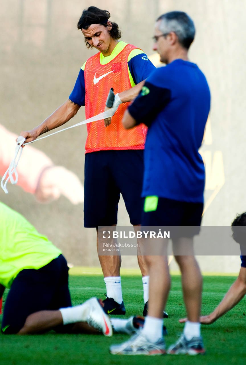 Zlatan Ibrahimovic tar av sig sitt bandage och hans