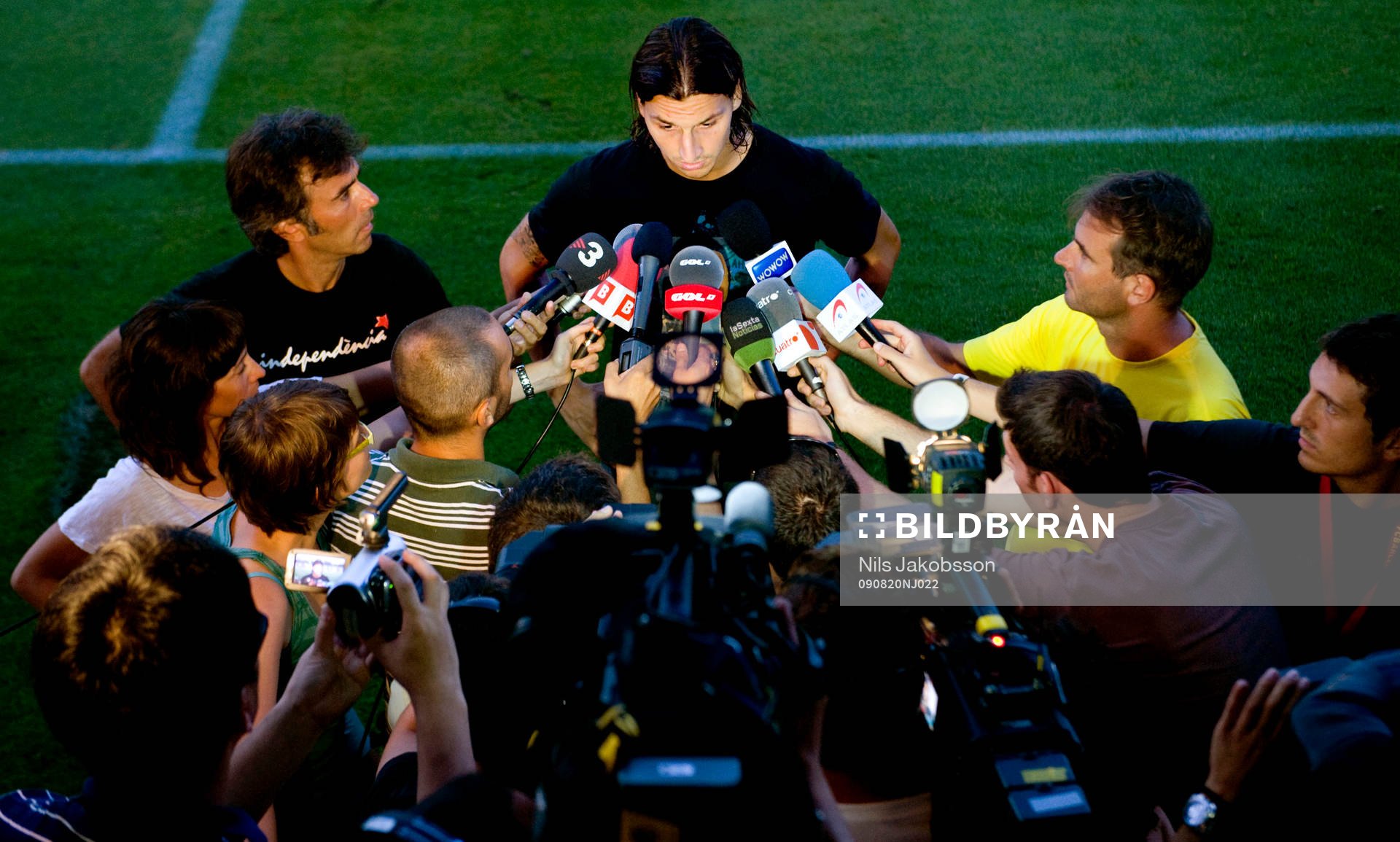 Zlatan Ibrahimovic snackar med journalister. Press, media