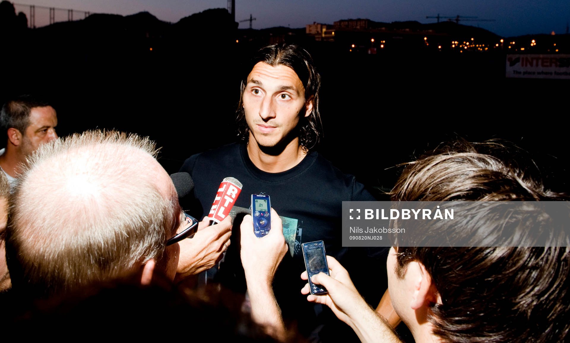 Zlatan Ibrahimovic snackar med journalister. Press, media