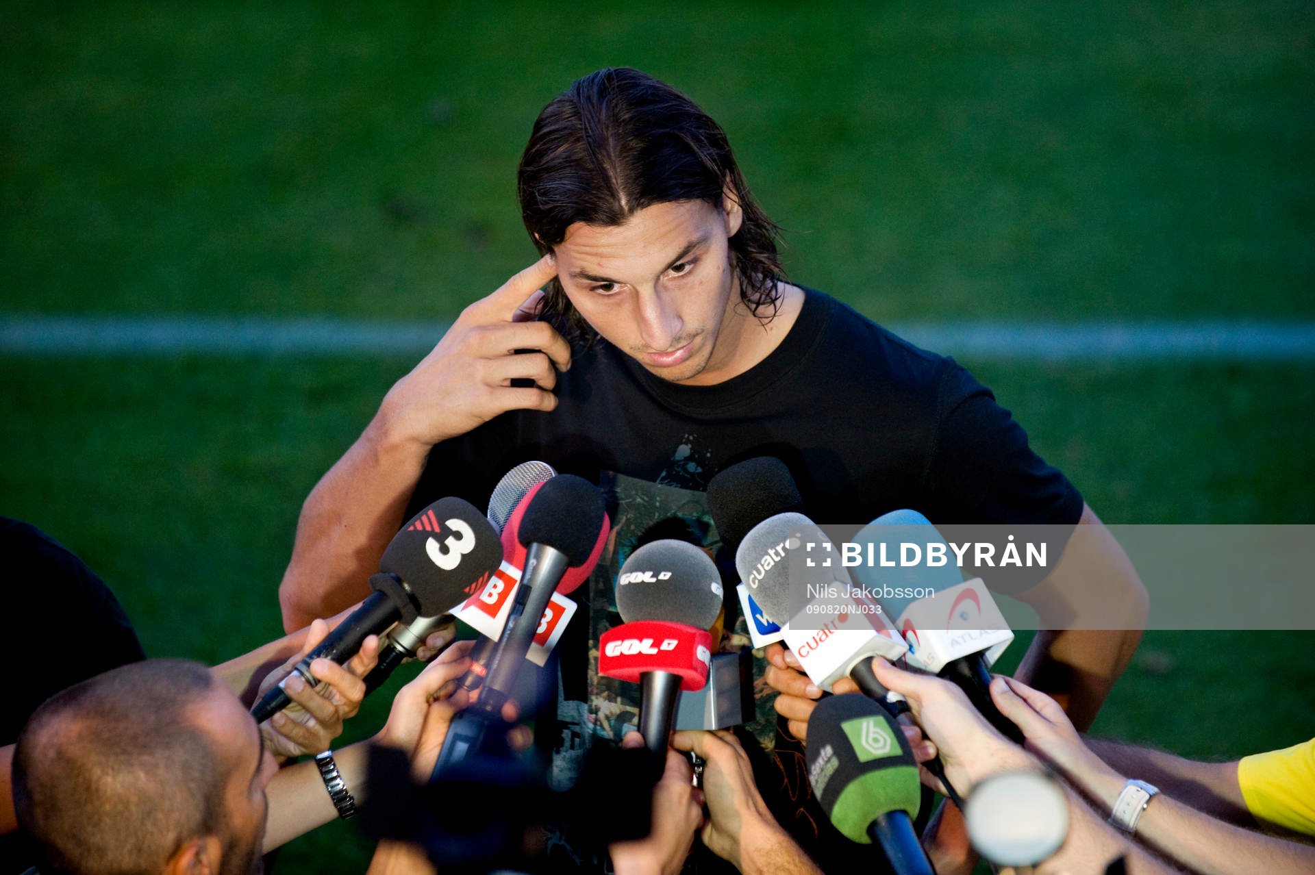 Zlatan Ibrahimovic snackar med journalister. Press, media,