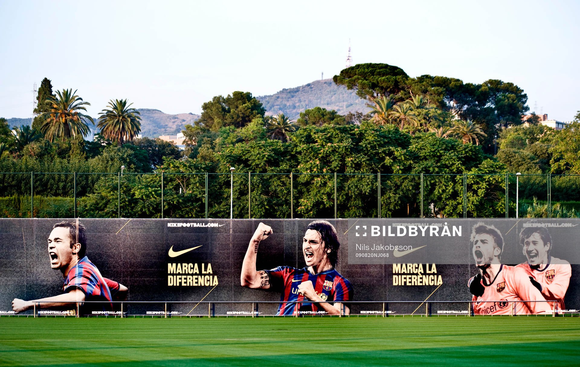 Zlatan Ibrahimovic på en stor reklambanderoll invid