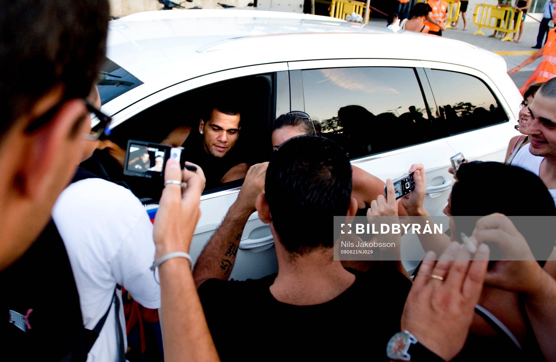 Daniel Alves lämnar träningen och fansen flockas runt