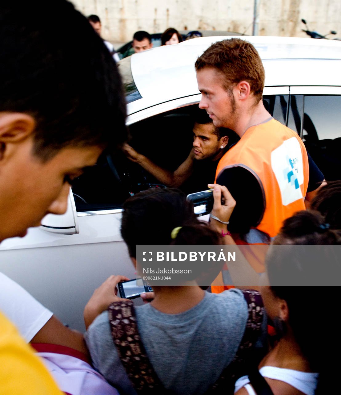 Daniel Alves lämnar träningen och fansen flockas runt
