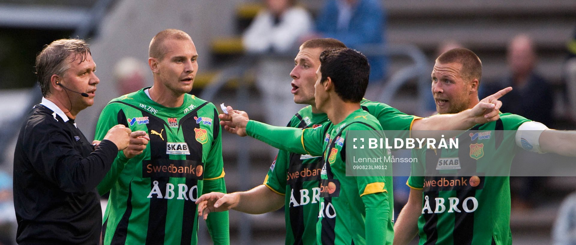  Åke Andreasson, domare, diskuterar med Gais-spelare. Diskussion, protest.