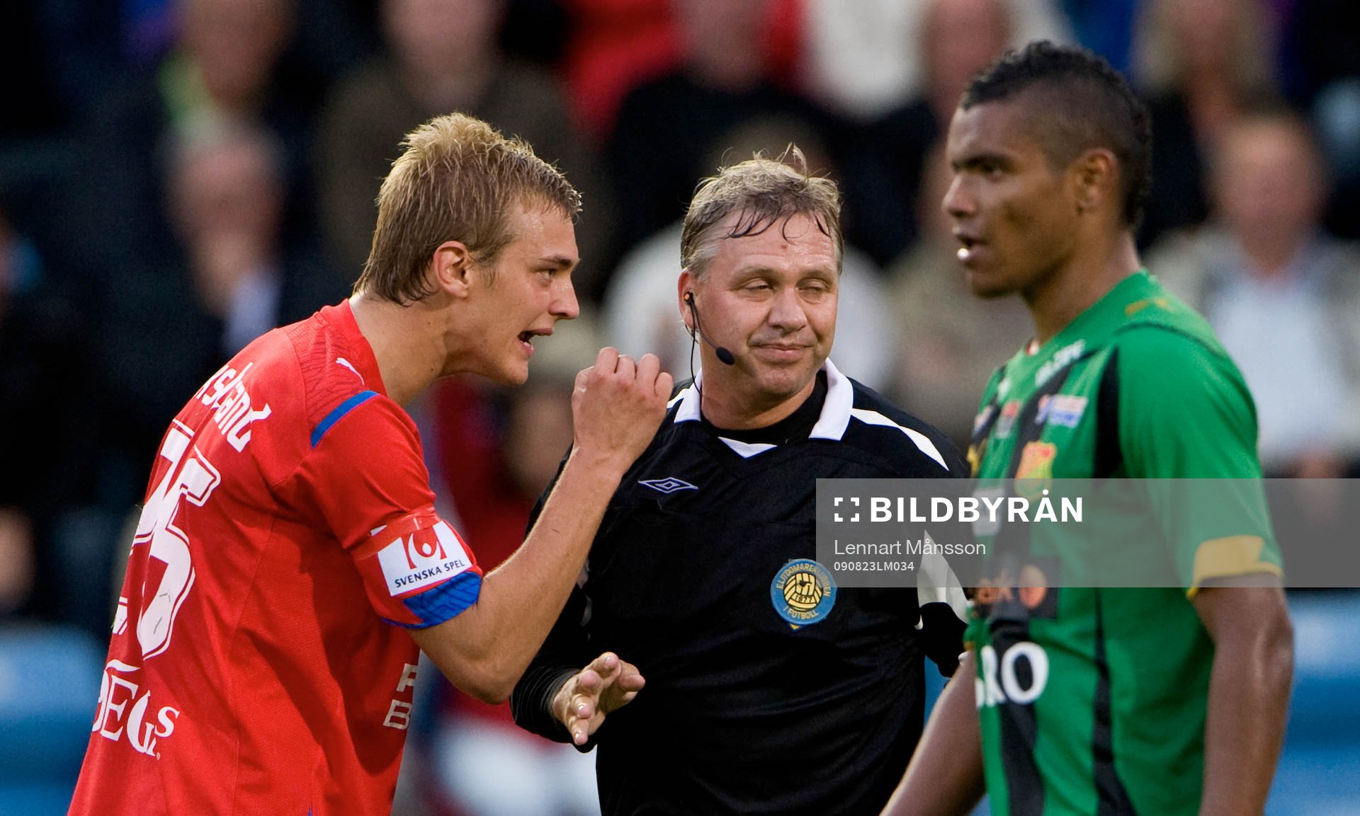  Joel Ekstrand, Helsingborg diskuterar med domare Åke Andreasson och Wanderson do Carmo, Gais. Diskussion, upprörd.