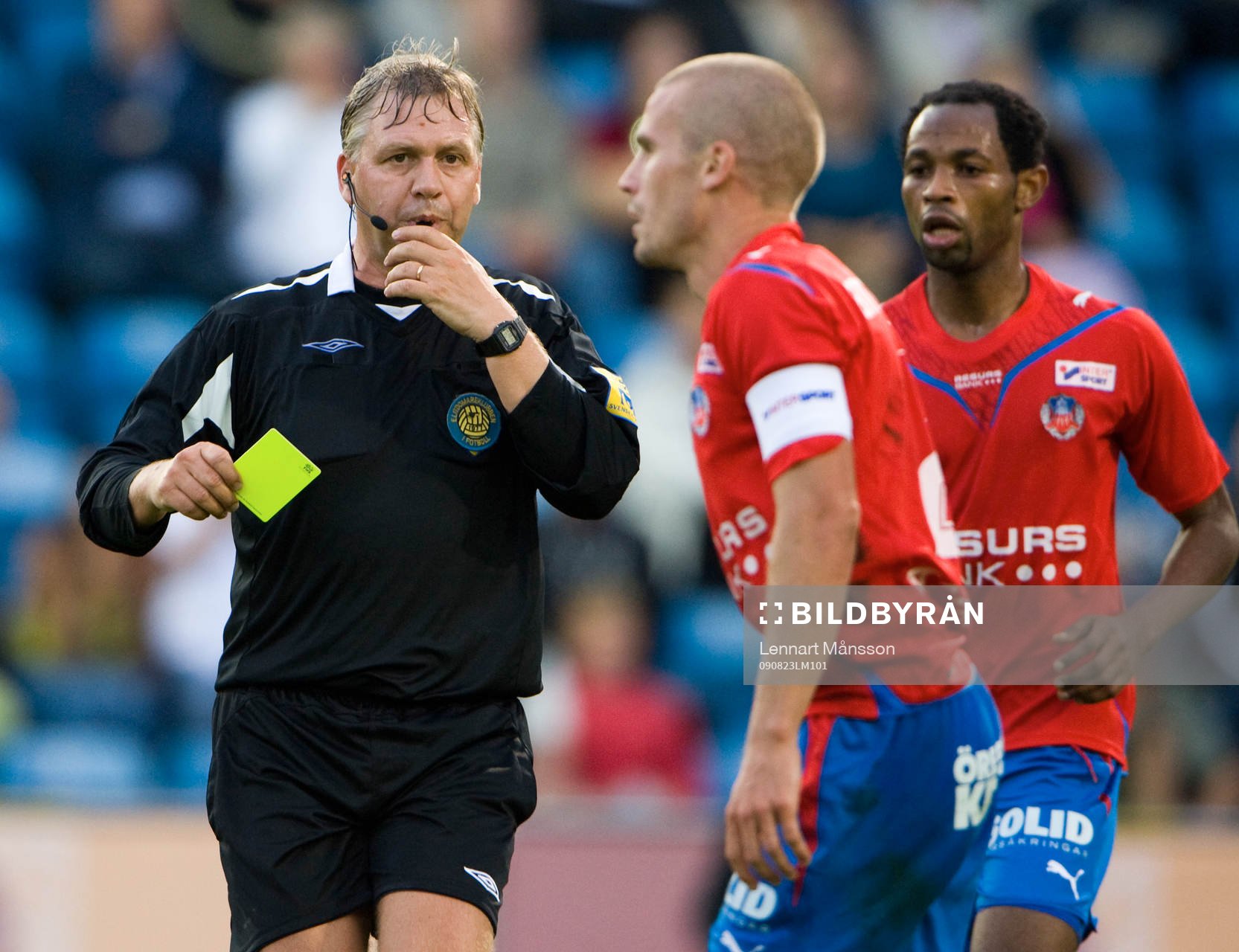 Åke Andréasson, domare, viftade flitigt med korten