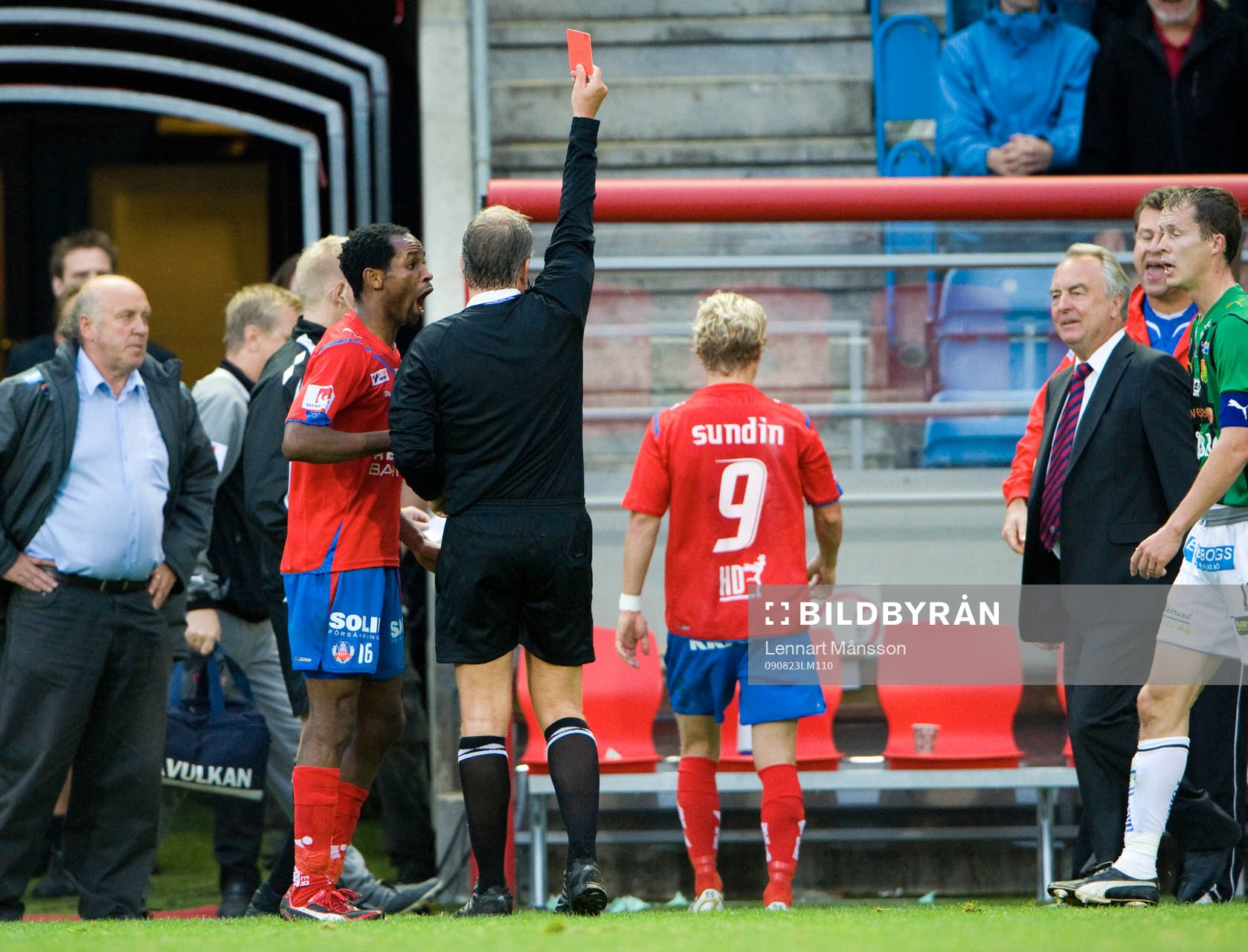 Åke Andréasson, domare, viftade flitigt med korten. Här