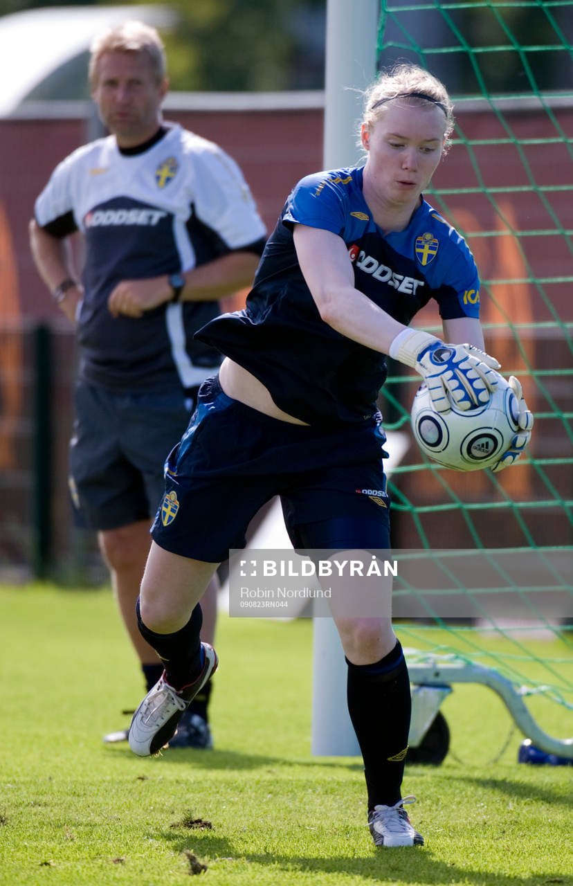 Hedvig Lindahl, Målvakt