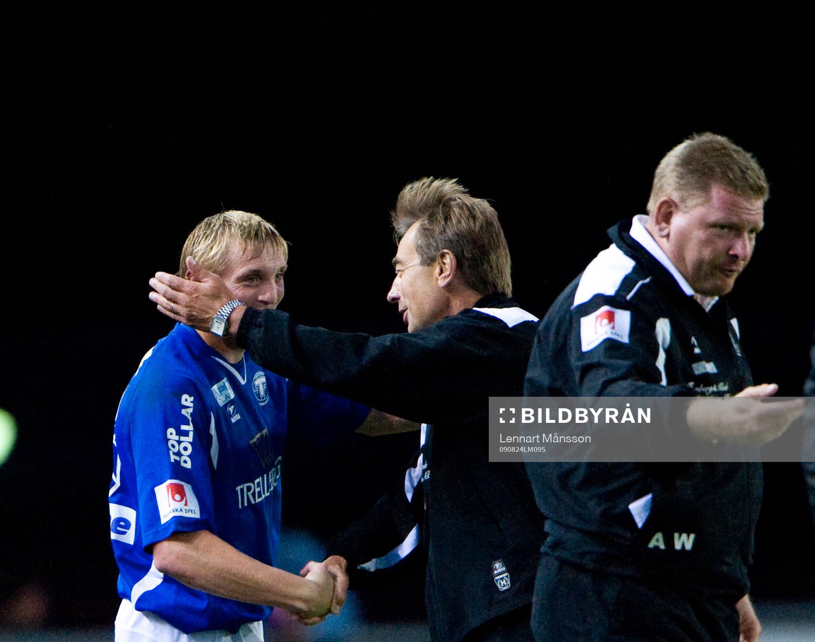 Tom Prahl, tränare, tackar guldklimpen Fredrik Jensen, 2