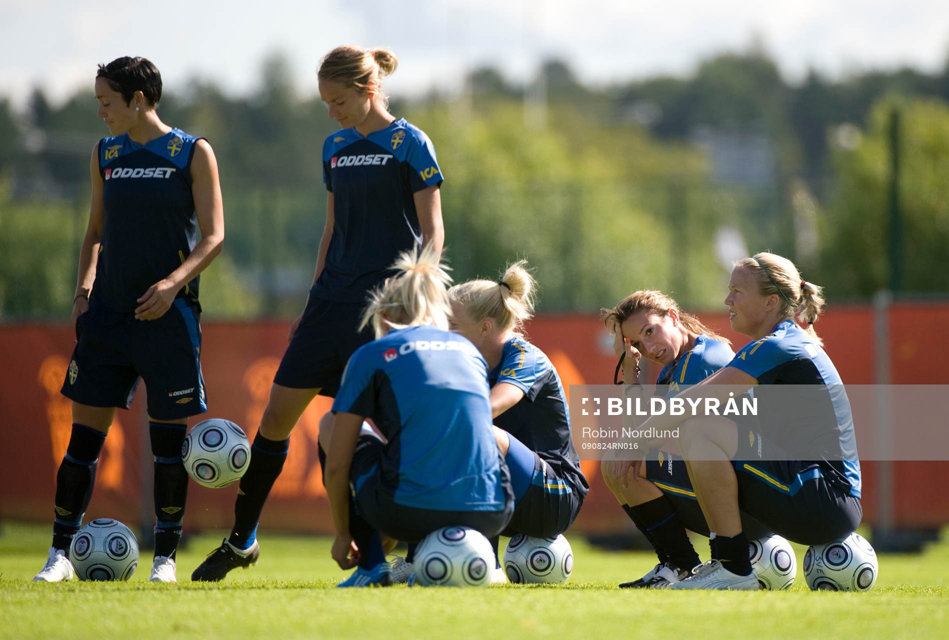 Kosovare Asllani sitter och funderar