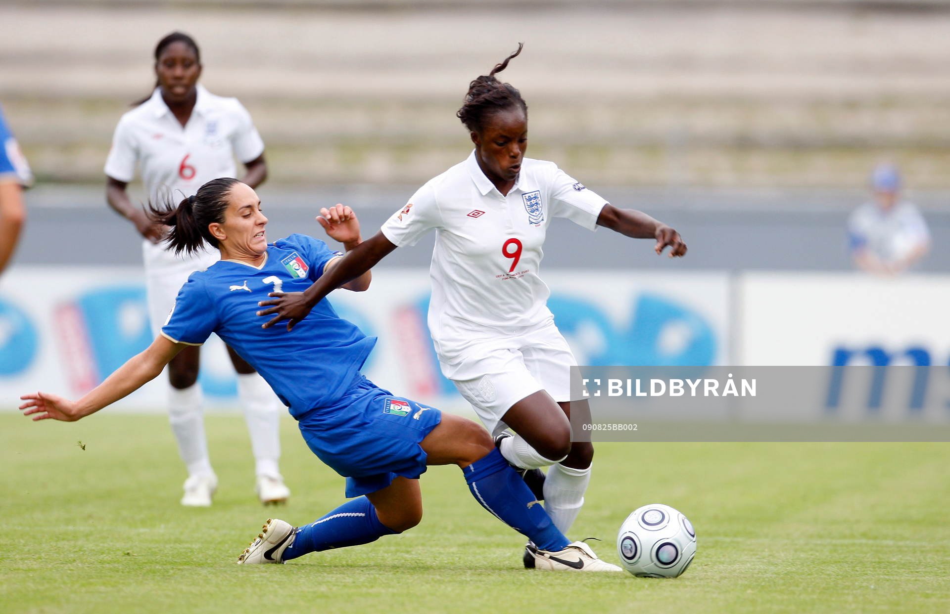 Eniola Aluko, England och Giulia Domenichetti, Italien