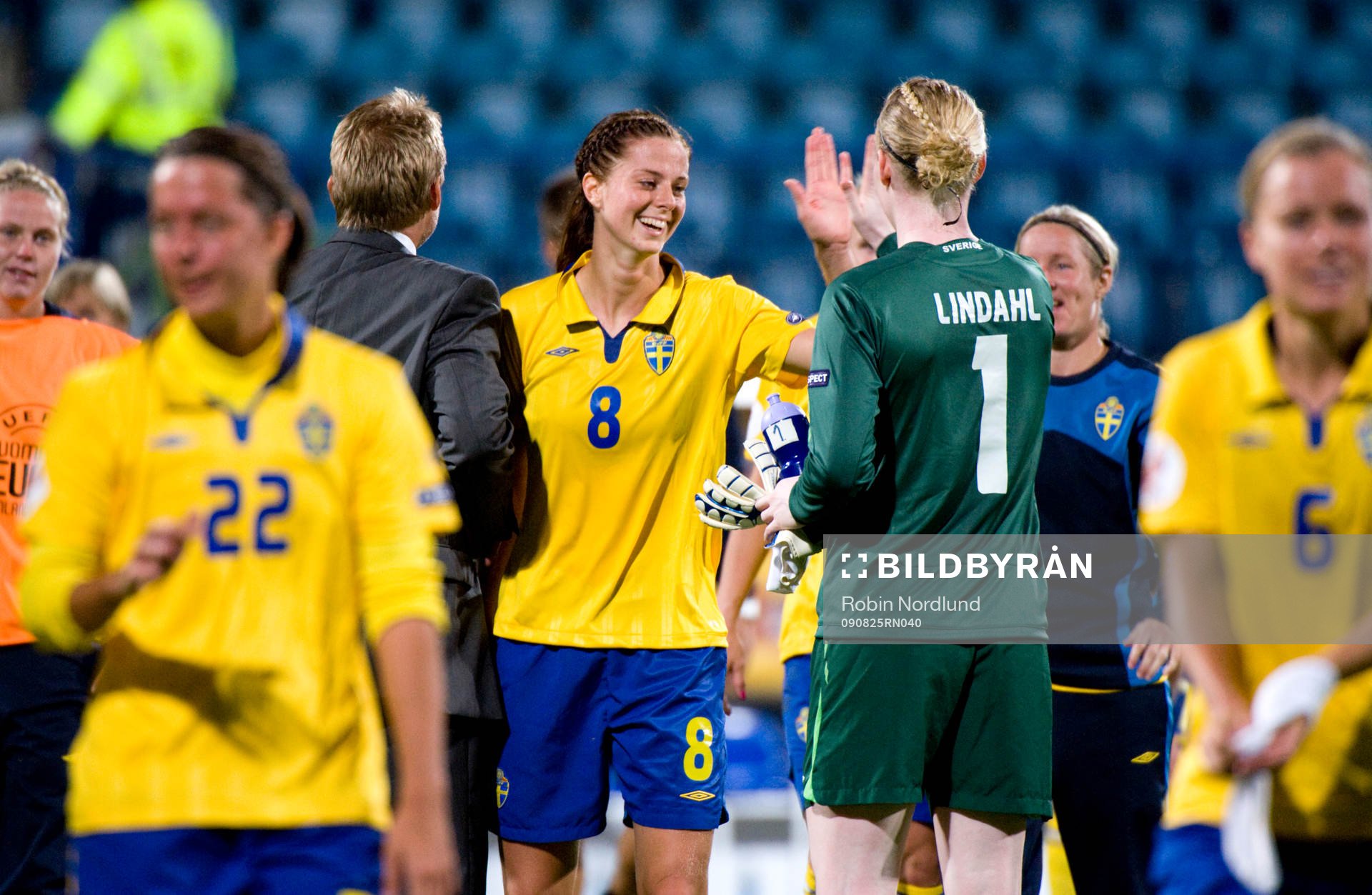 Lotta Schelin och Hedvig Lindahl, Målvakt, jubel