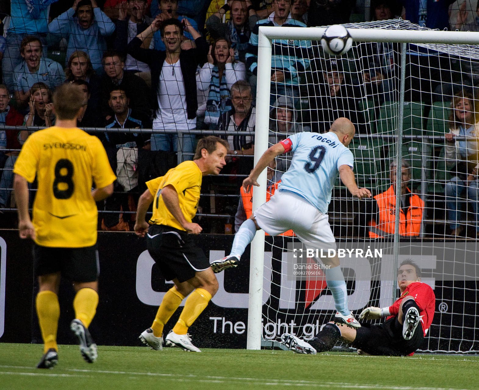 Rocchi, Lazio, har en målchans. Ante Covic, målvakt,