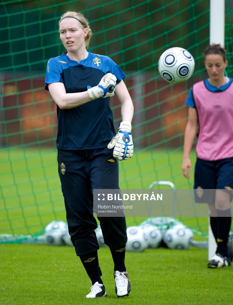 Hedvig Lindahl, Målvakt