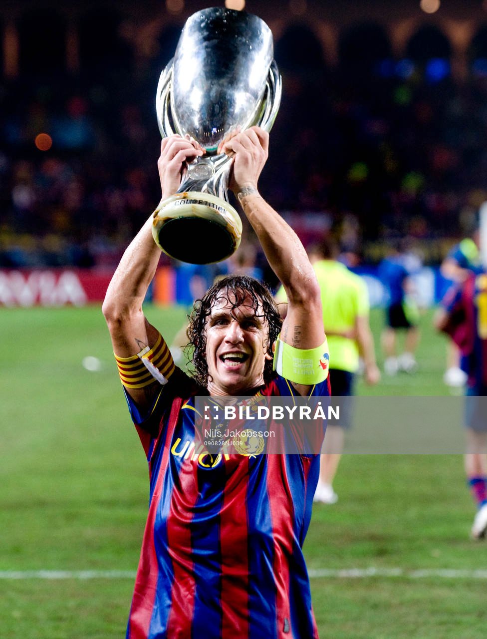 Carles Puyol,  med pokalen. Pokal