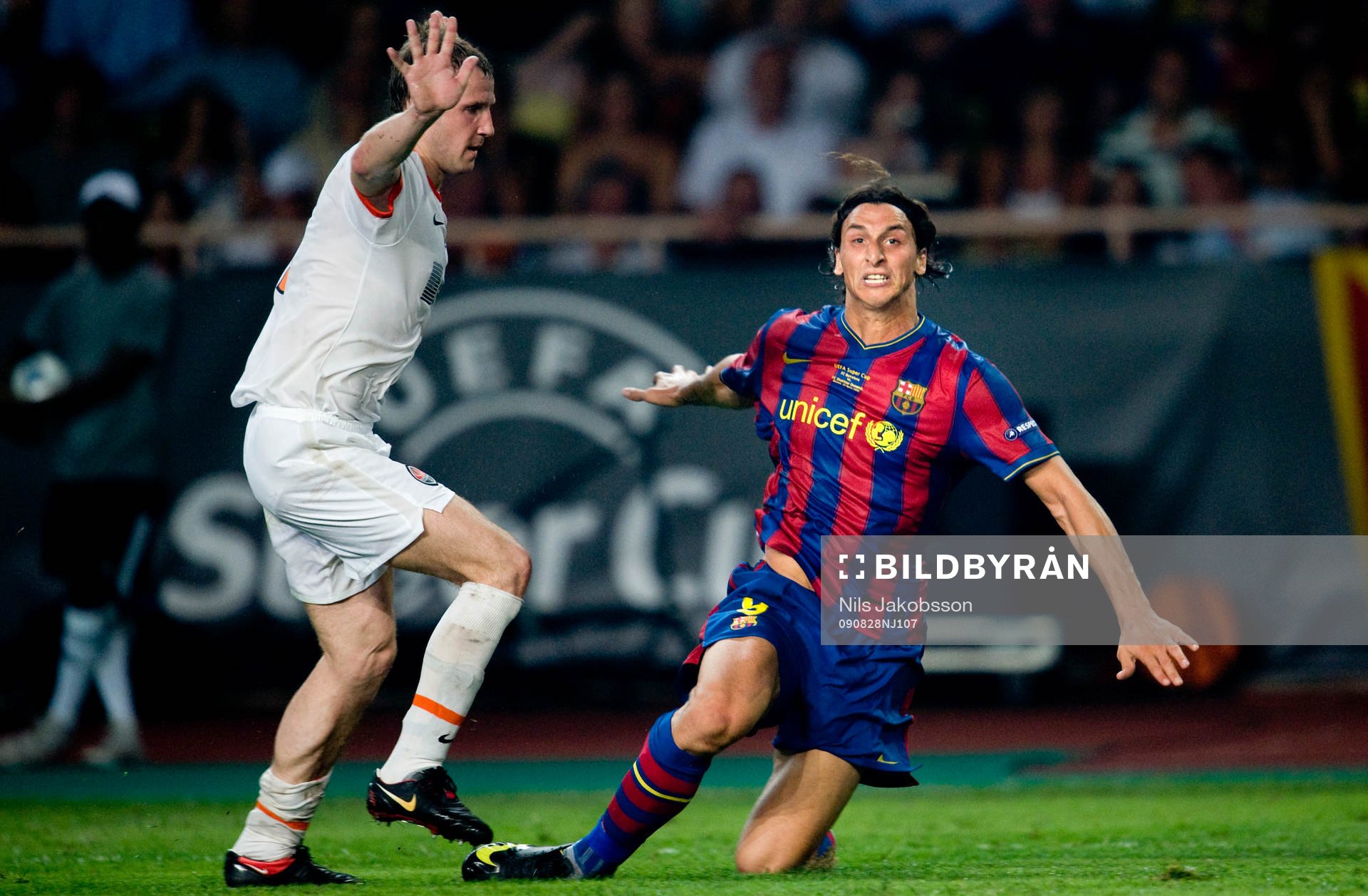 Zlatan Ibrahimovic, Barcelona rivs ner och vill ha straff