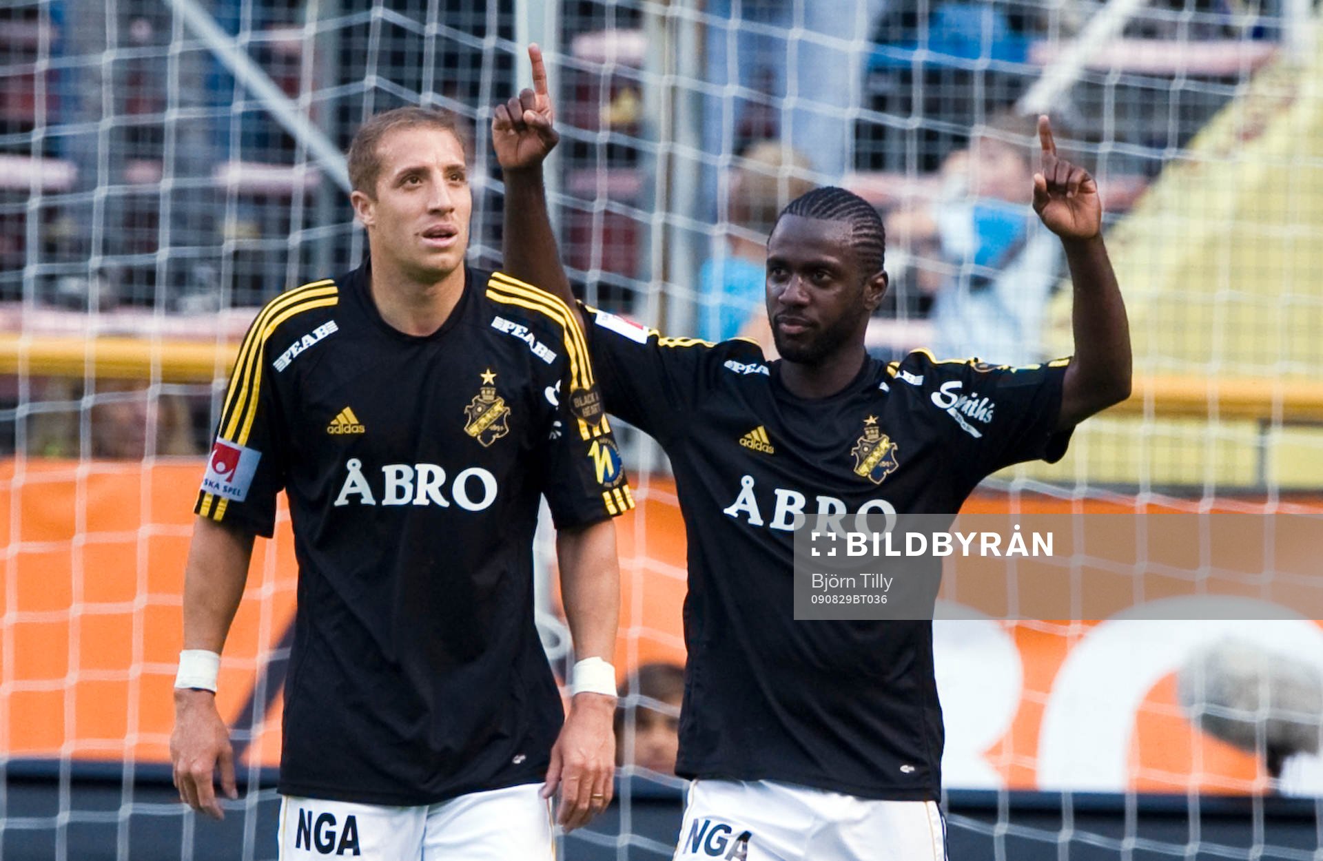  Kenny Pavey och Dulee Johnson, AIK matchvinnare efter segermålet 1-0. Jubel.