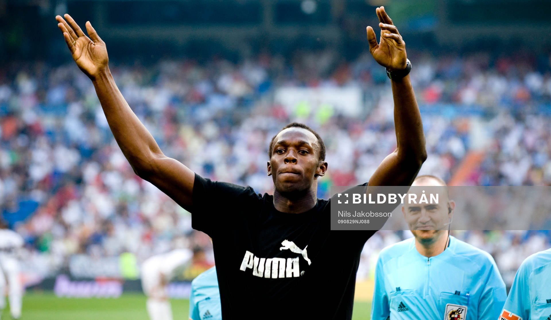Usain Bolt kom in med matchbollen
