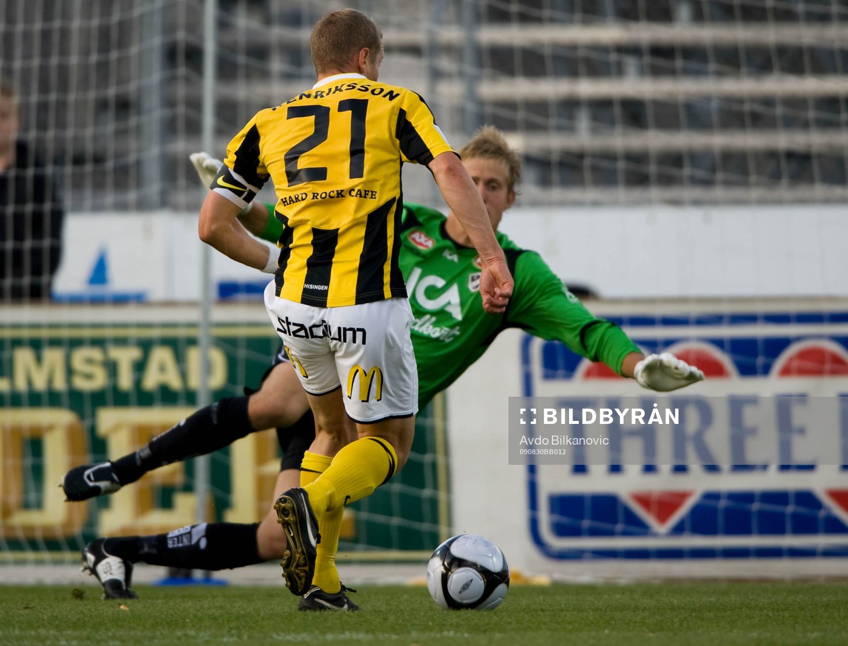 Jonas Henriksson, Häcken, framför Karl-Johan Johansson,