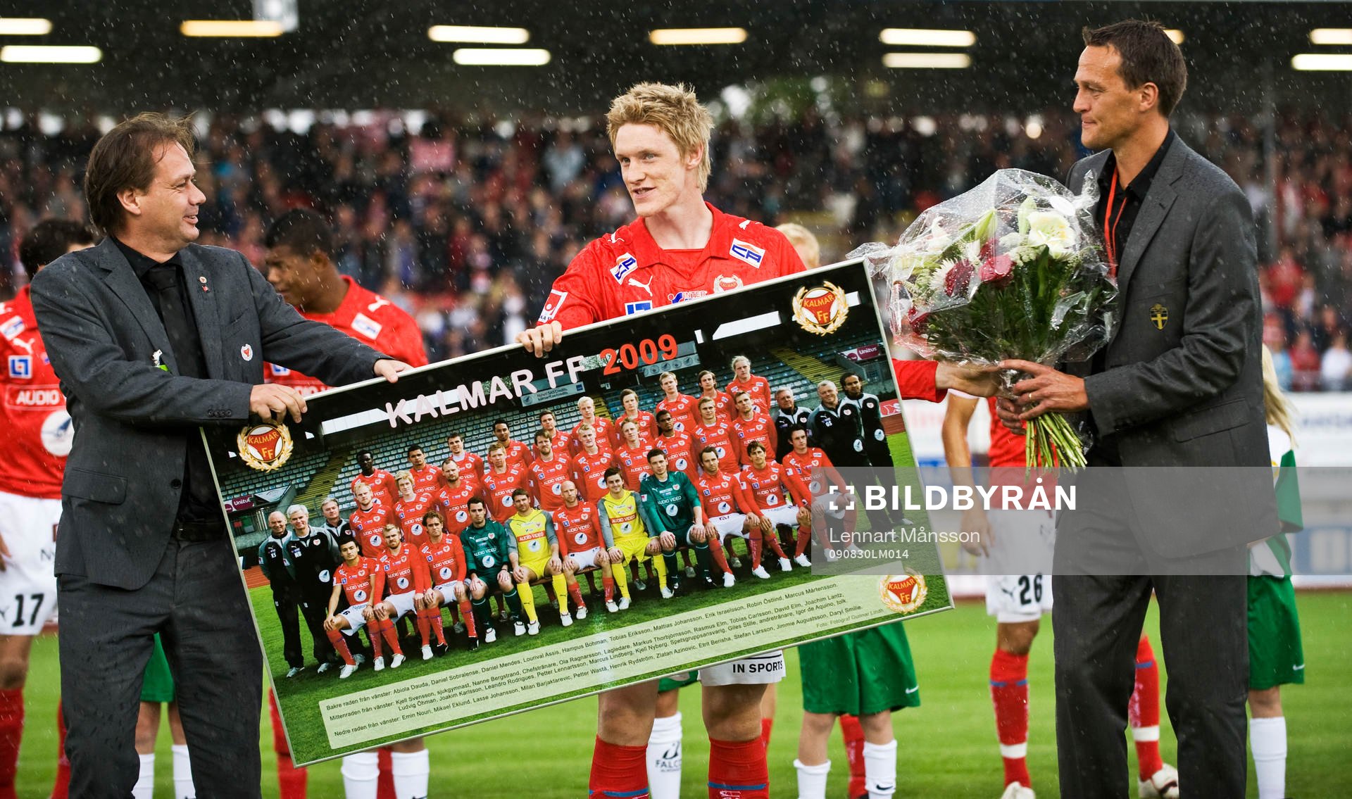 Rasmus Elm avtackas i regnet, regn