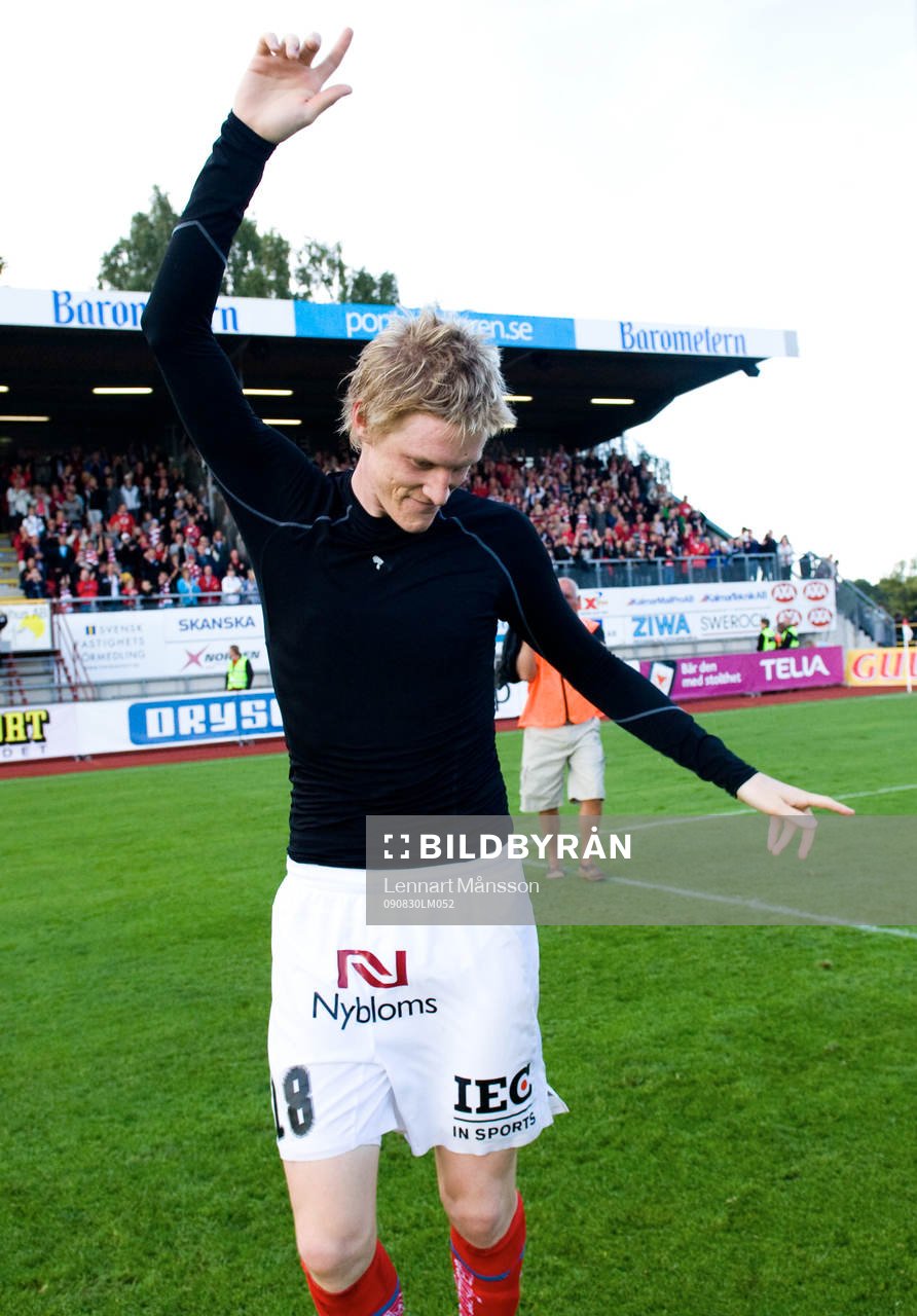 Rasmus Elm tackar fansen med en dans