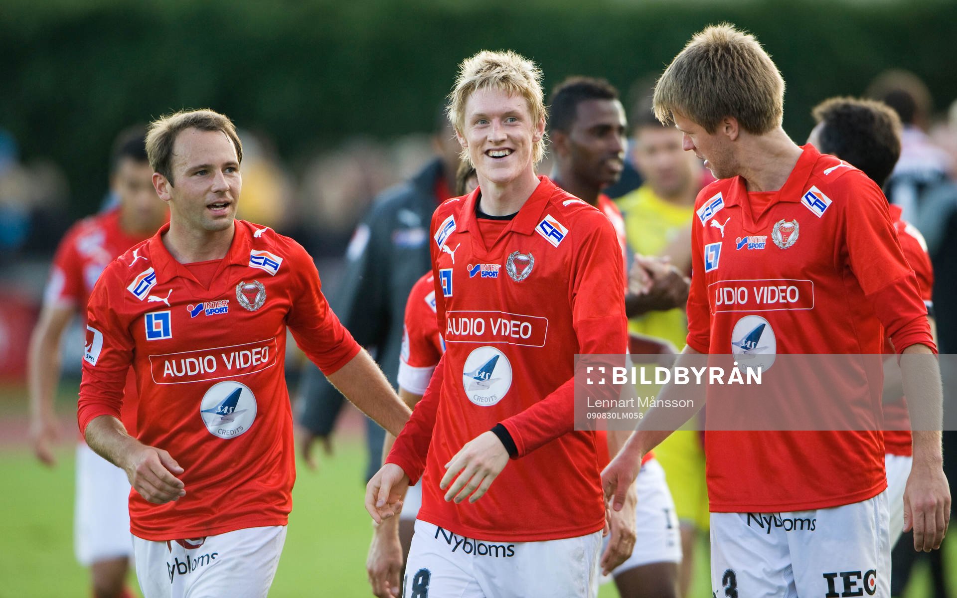 Rasmus Elm tackas av lagkamraterna