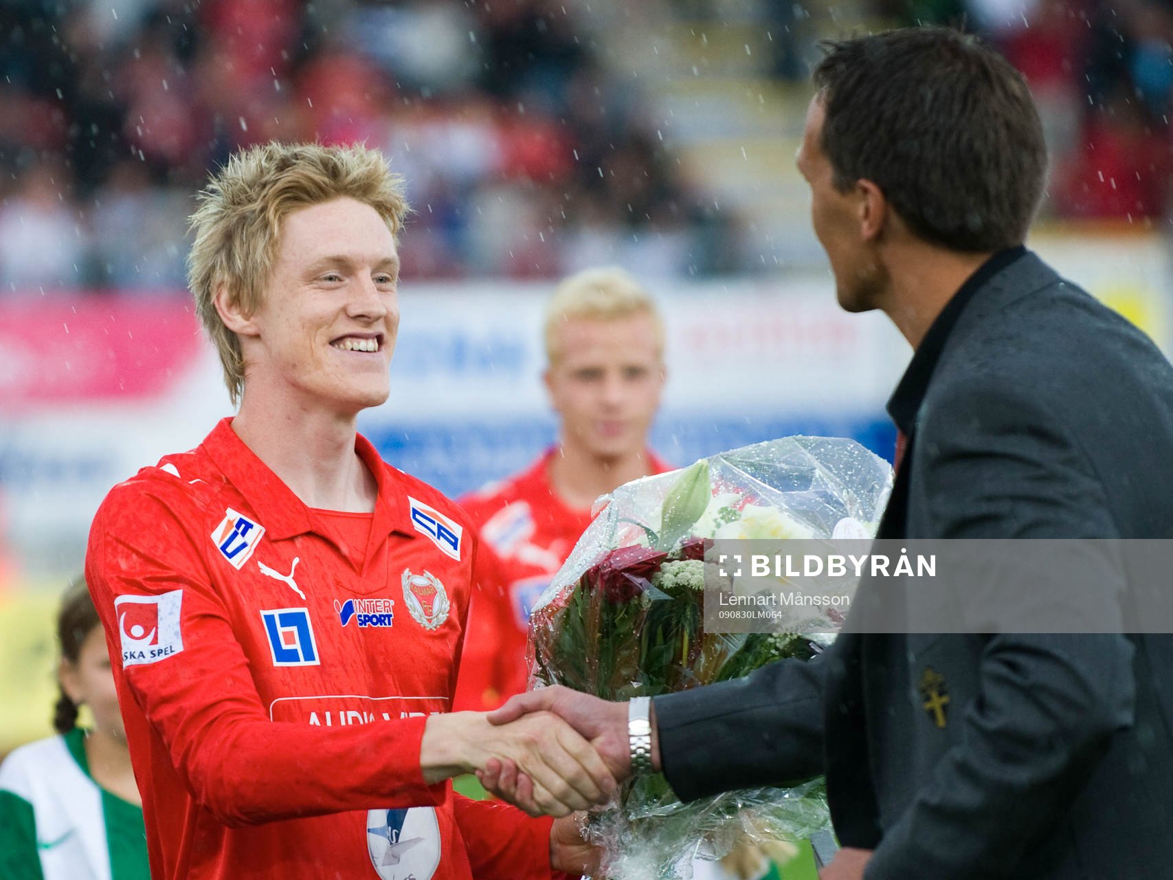 Rasmus Elm avtackas av Svante Samuelsson