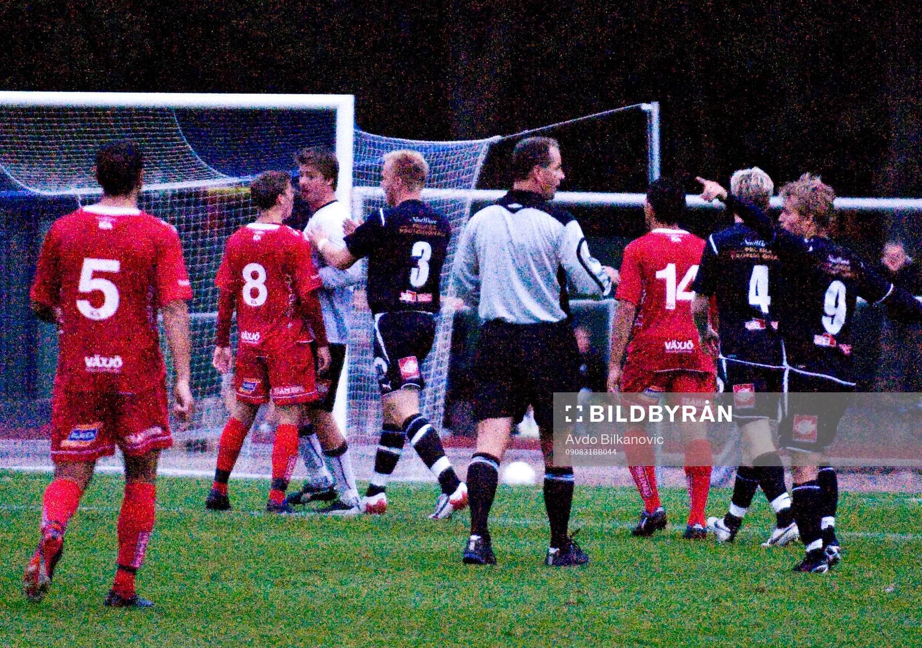 Fotboll, Division 1 Södra, Kristianstad - Öster: Christian Fegler, målvakt, Kristianstad jagas av Östers spelare efter att ha slagit Matteo BlomquistZampi, Öster