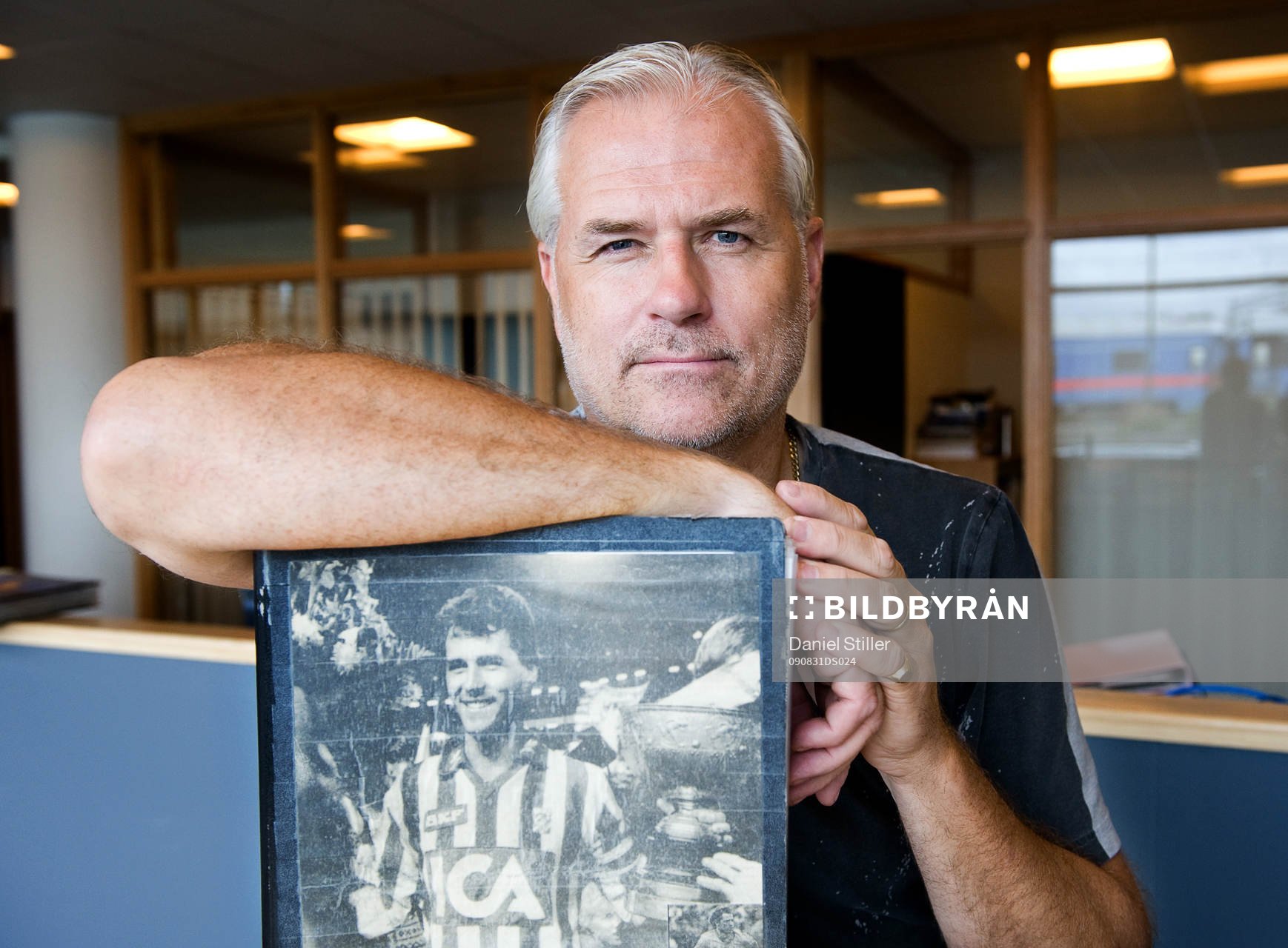 Glenn Hysén med ett urklippsalbum om sig själv