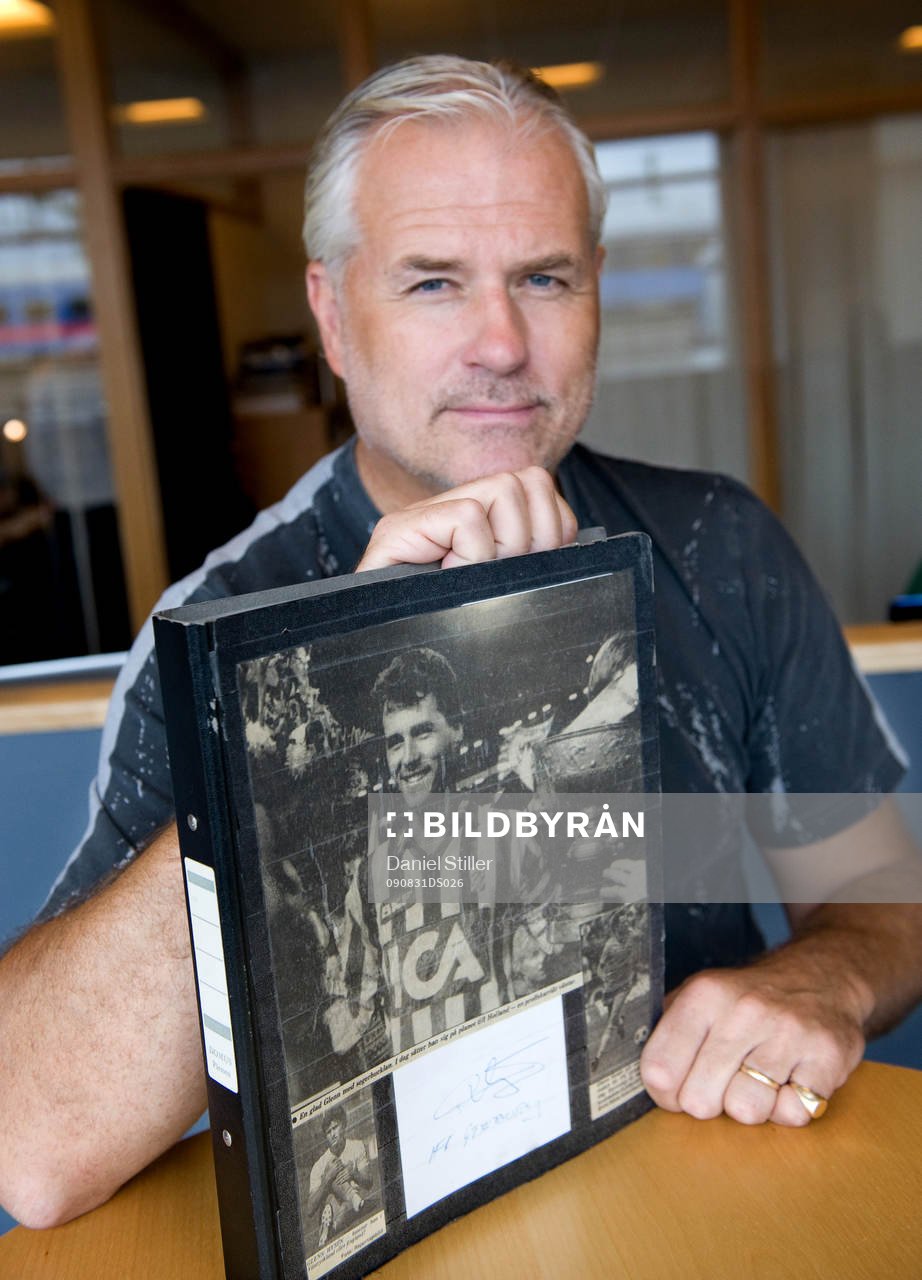 Glenn Hysén med ett urklippsalbum om sig själv