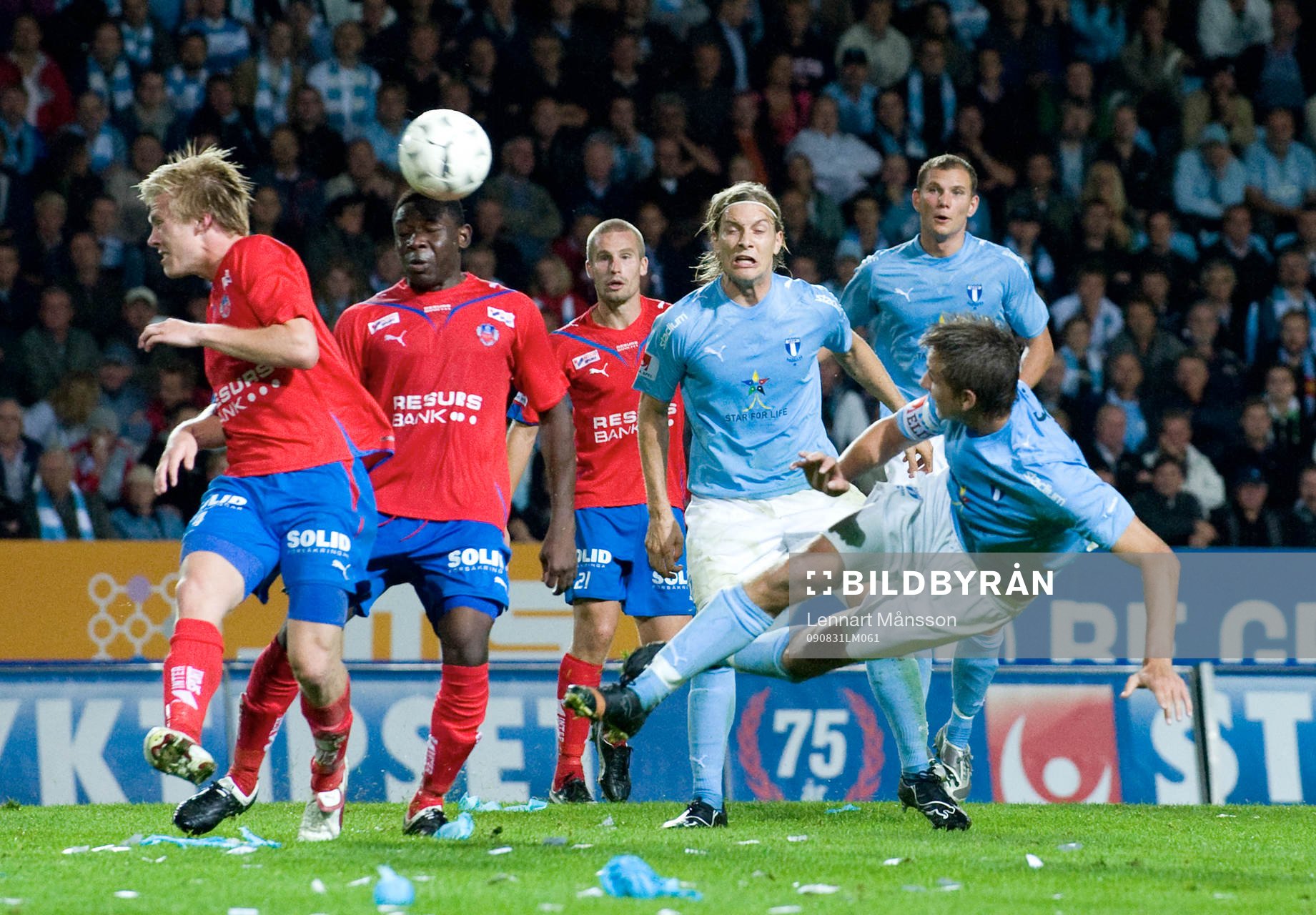 Malmö försöker trycka in bollen