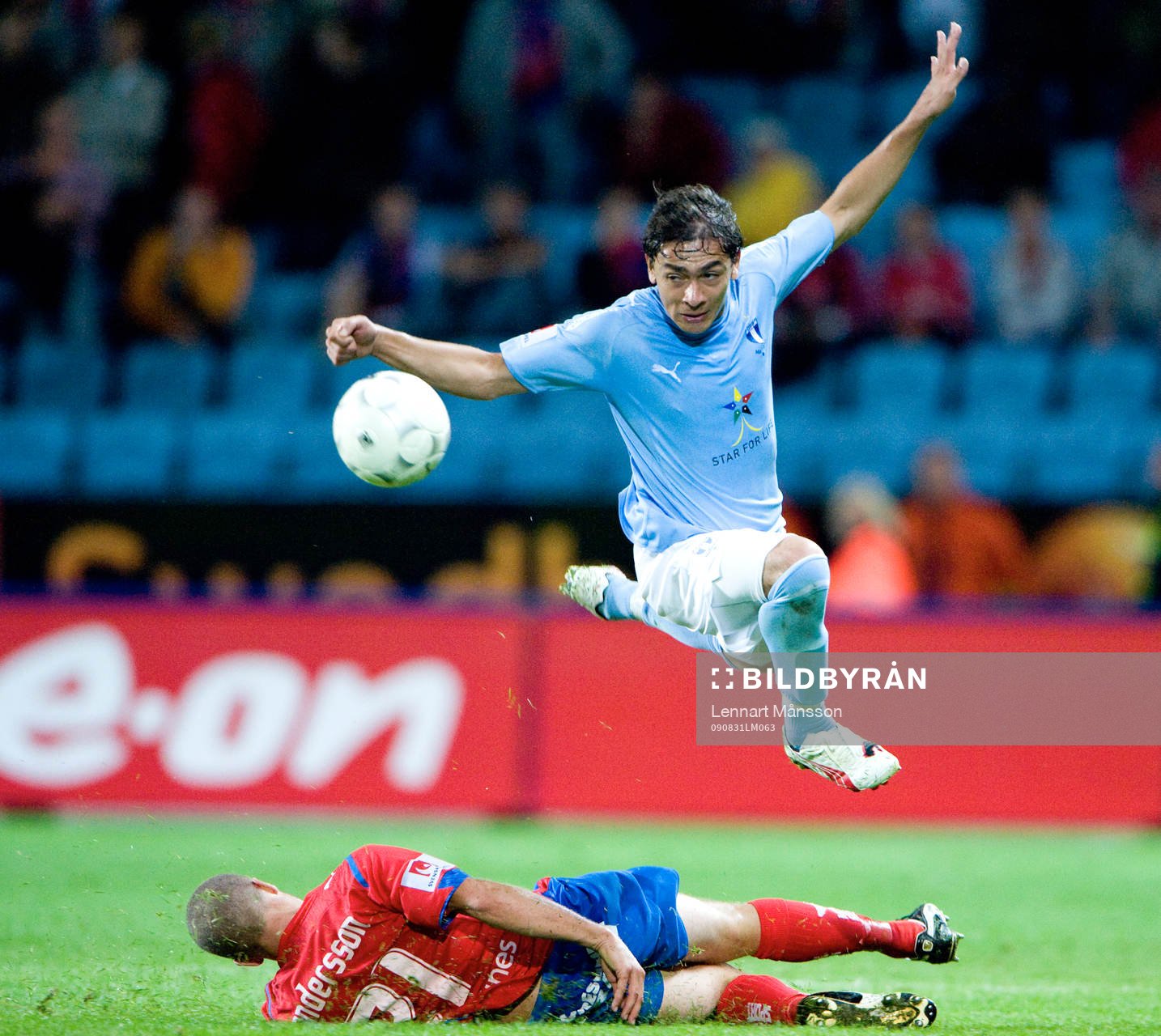 Ricardinho flyger över Christoffer Andersson