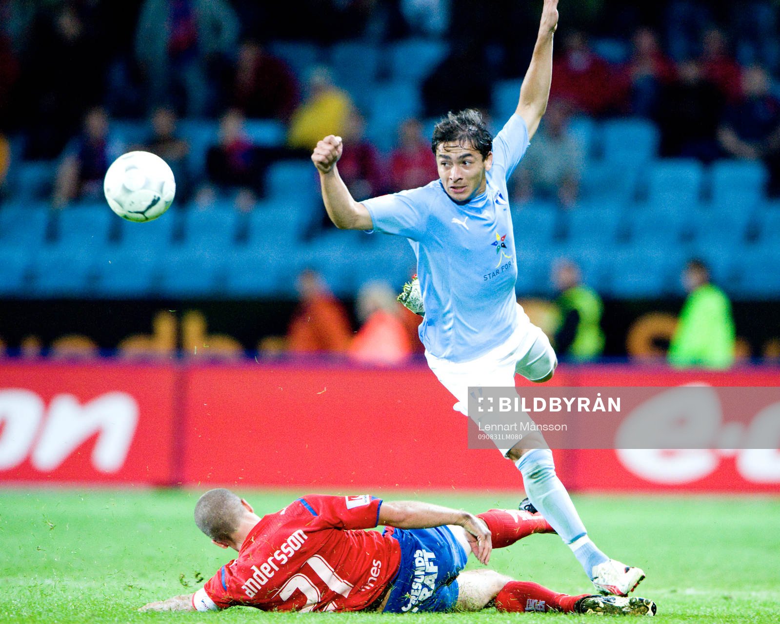 Ricardinho flyger över Christoffer Andersson