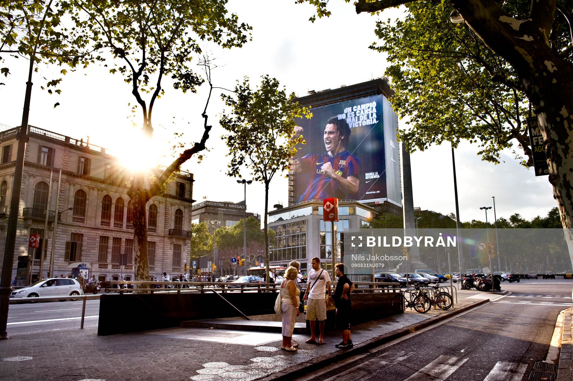 Zlatan Ibrahimovic på en jättestor affisch. Reklam