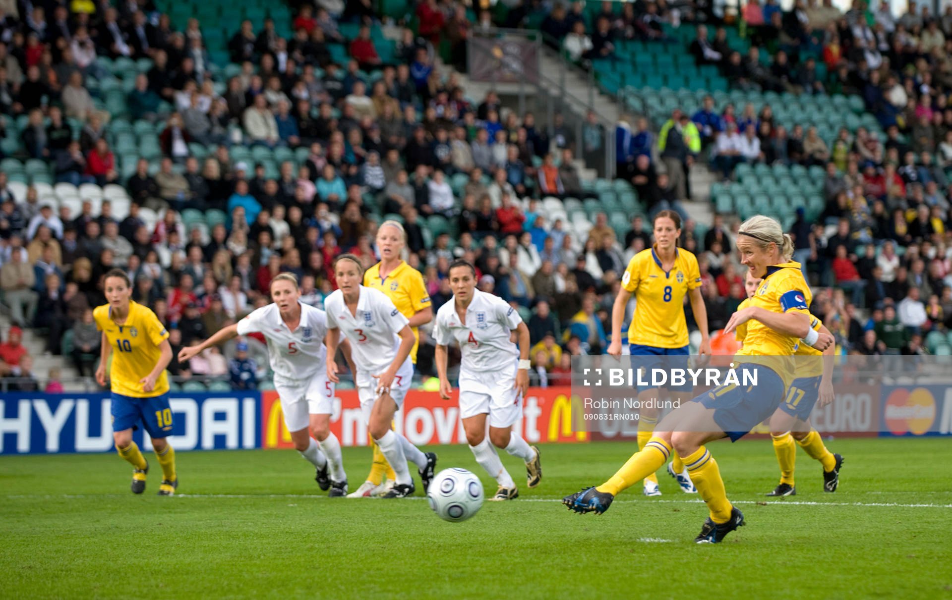 Victoria Sandell Svensson gör 1-1 på straff