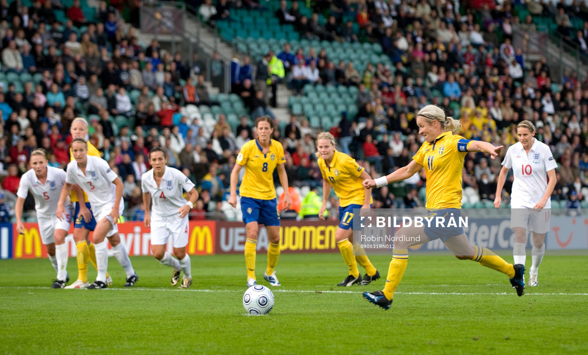 Victoria Sandell Svensson gör 1-1 på straff