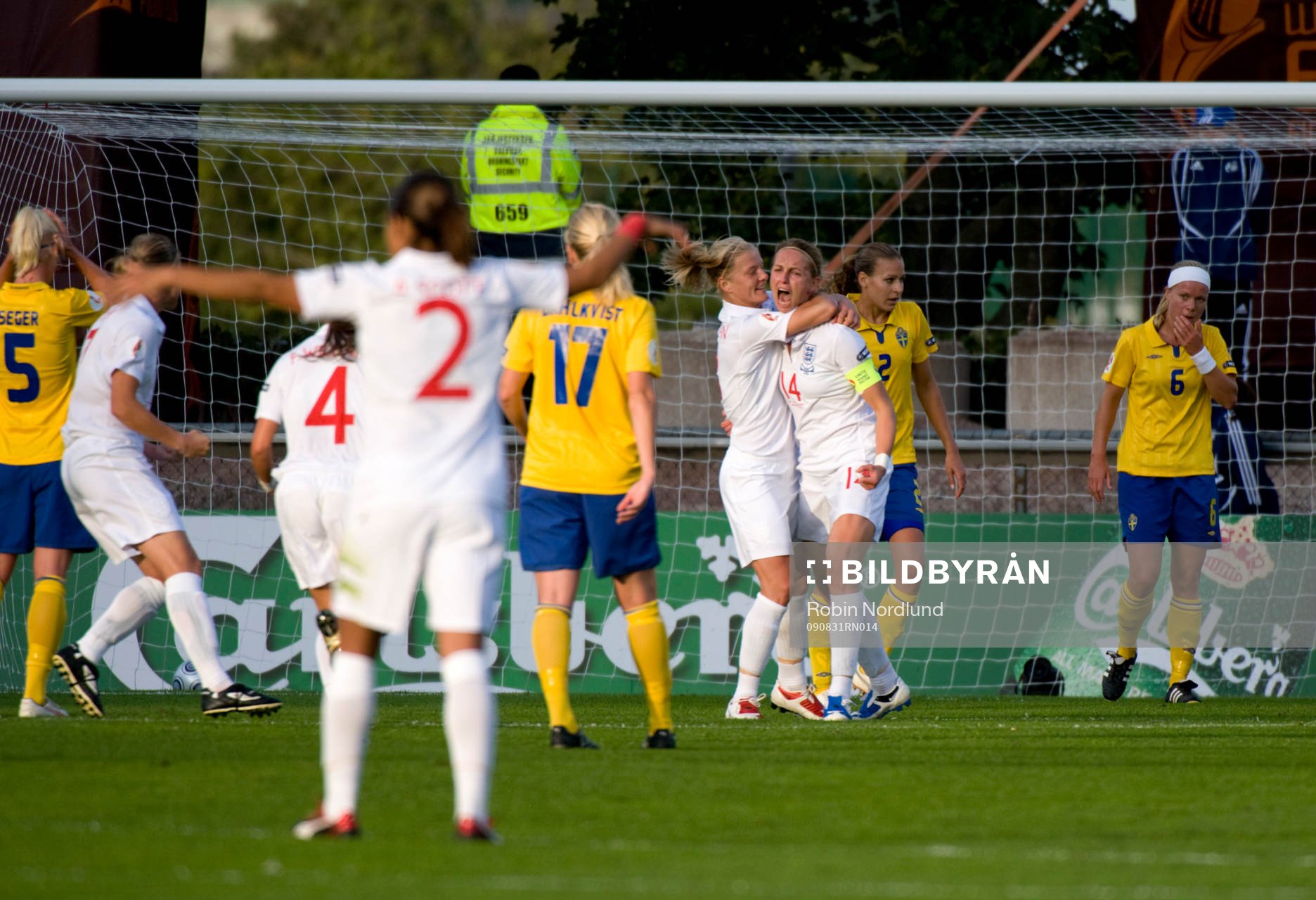 0-1 Faye White, England (jubel)