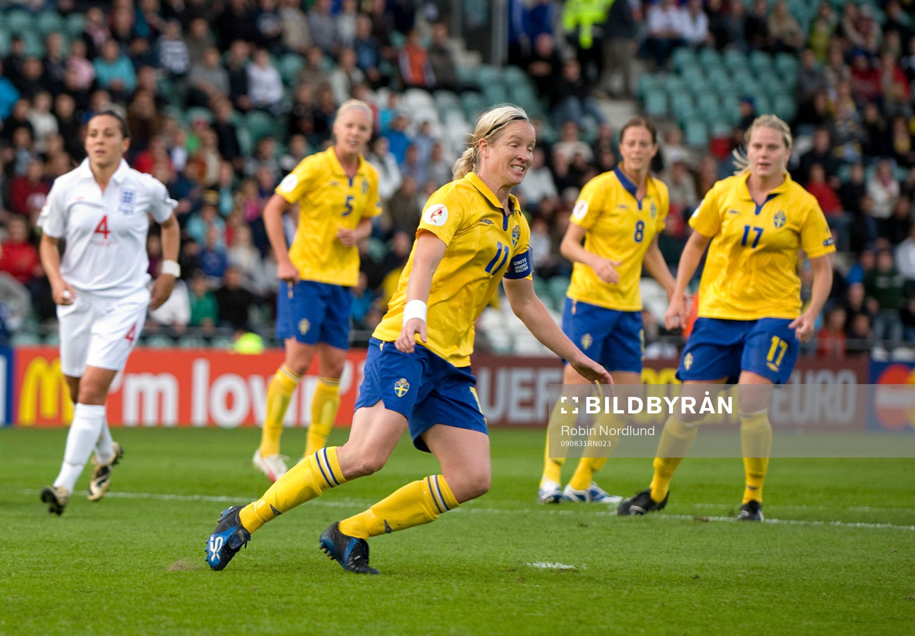 Victoria Sandell Svensson gör 1-1 på straff