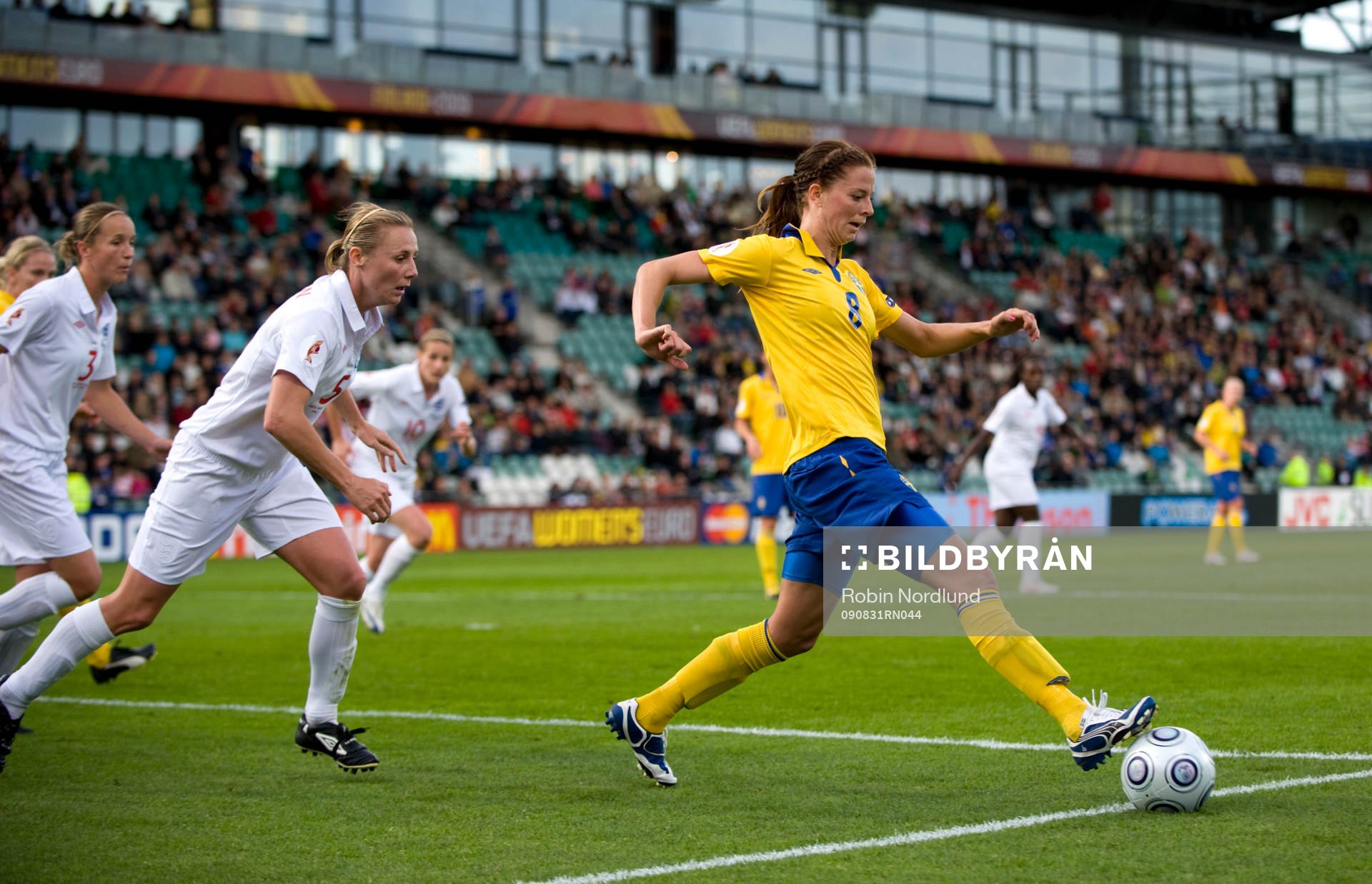 Lotta Schelin, Sverige jagas av Lindsay Johnson, England