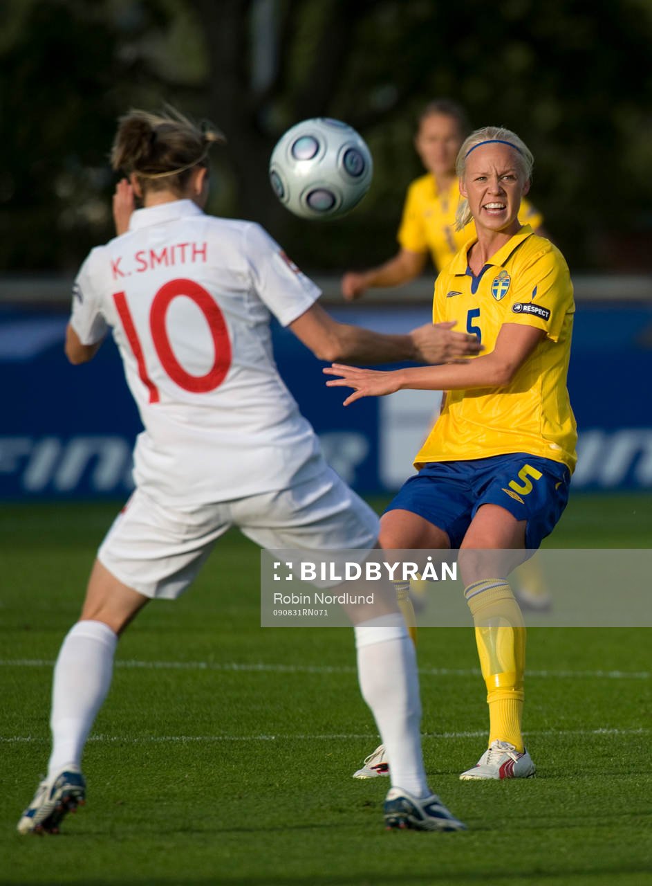  Caroline Seger, Sverige och Kelly Smith, England