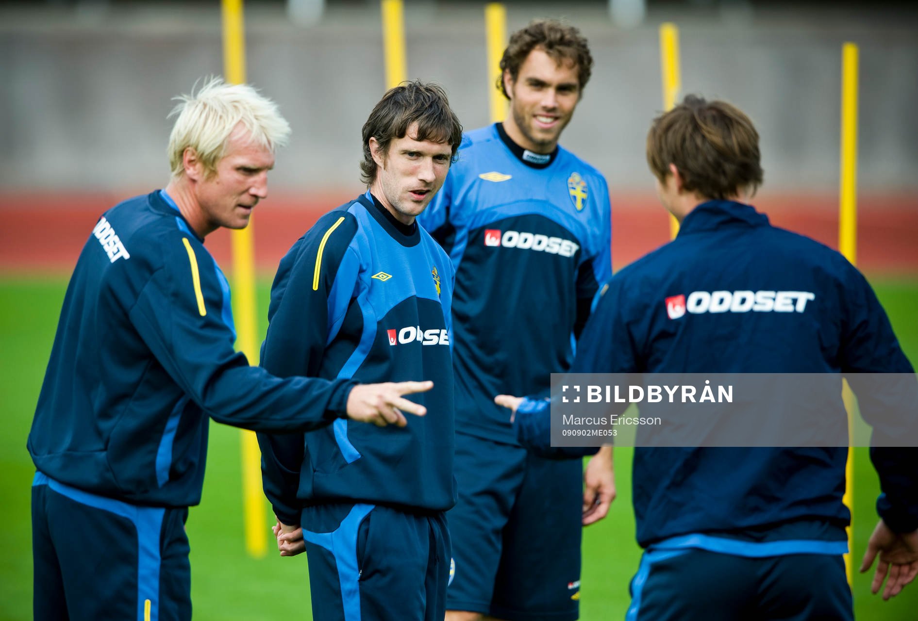 Mikael Nilsson och Johan Elmander tittar på medans Petter