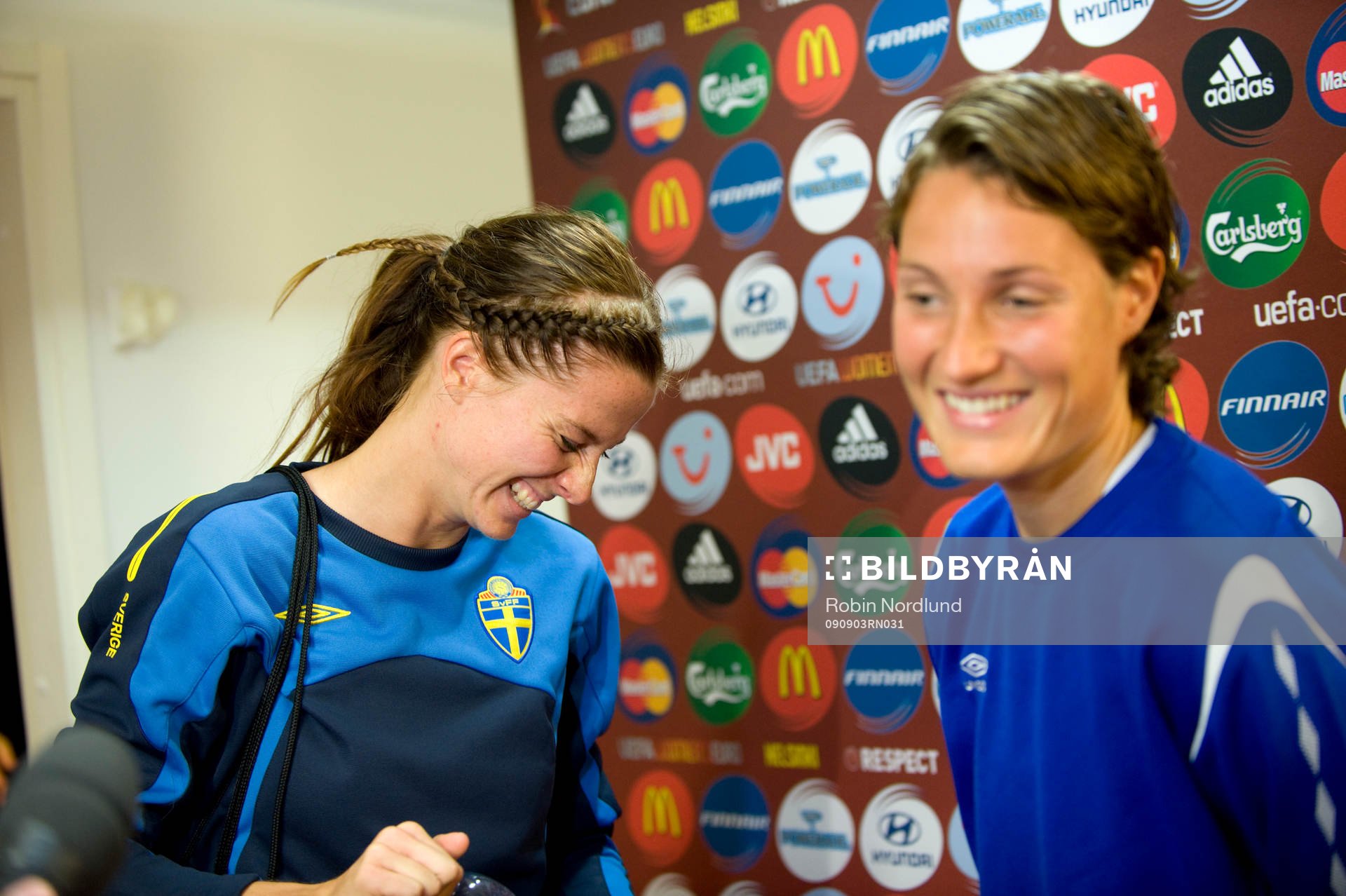 Lotta Schelin, Sverige och sin kompis/motståndare Ingvild