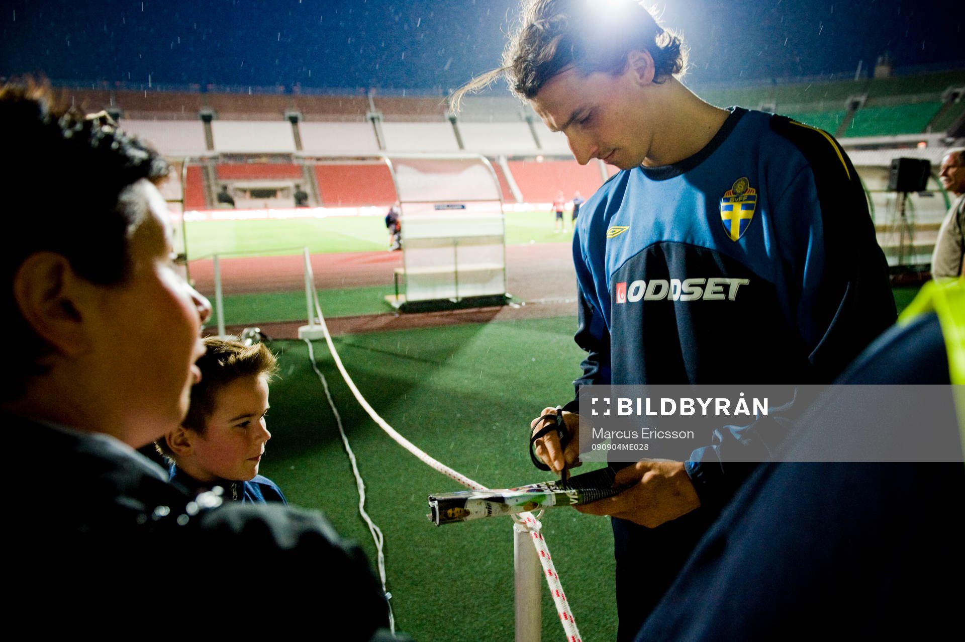 Zlatan Ibrahimovic skriver autograf