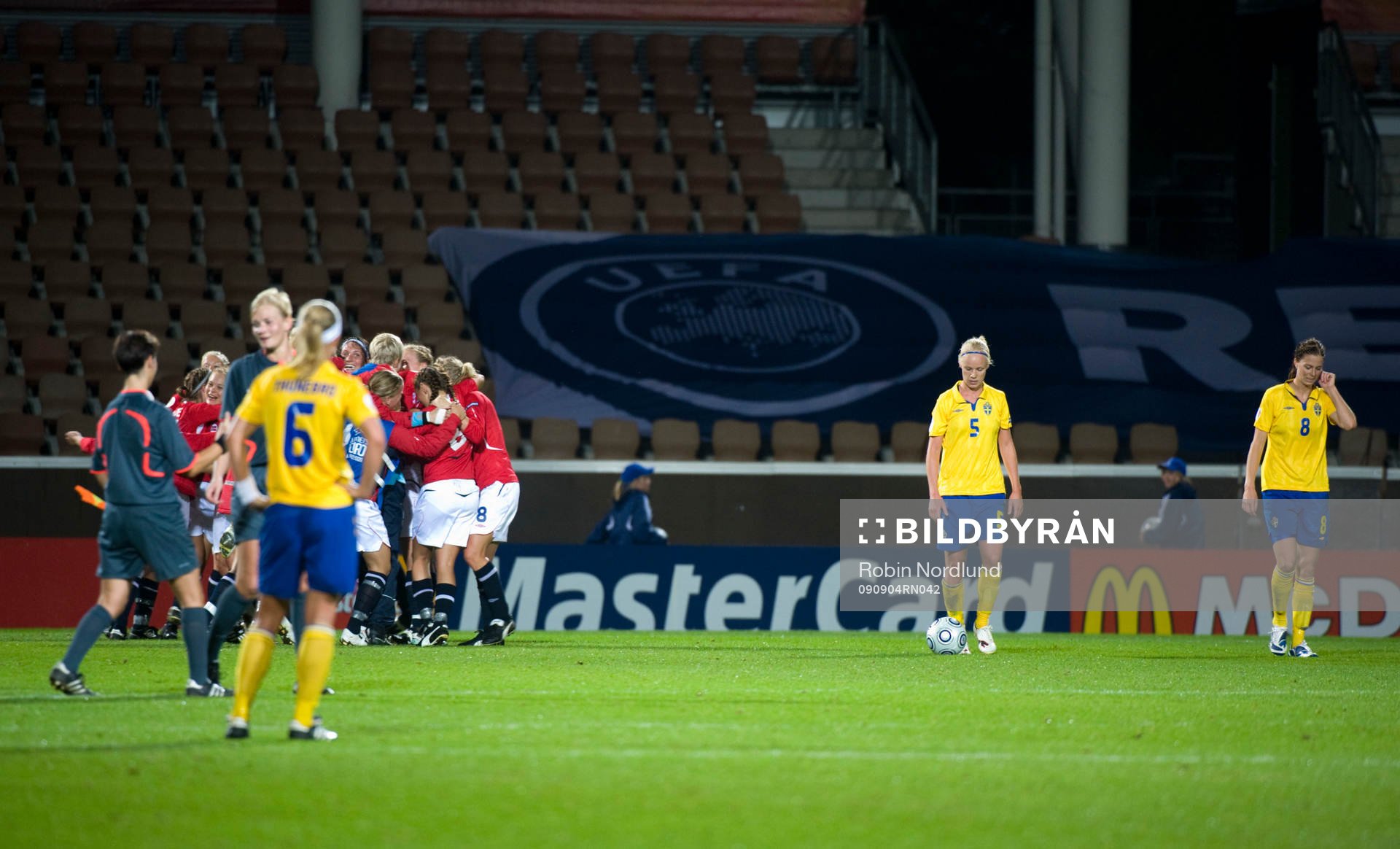 Caroline Seger och Lotta Schelin, Sverige depp
