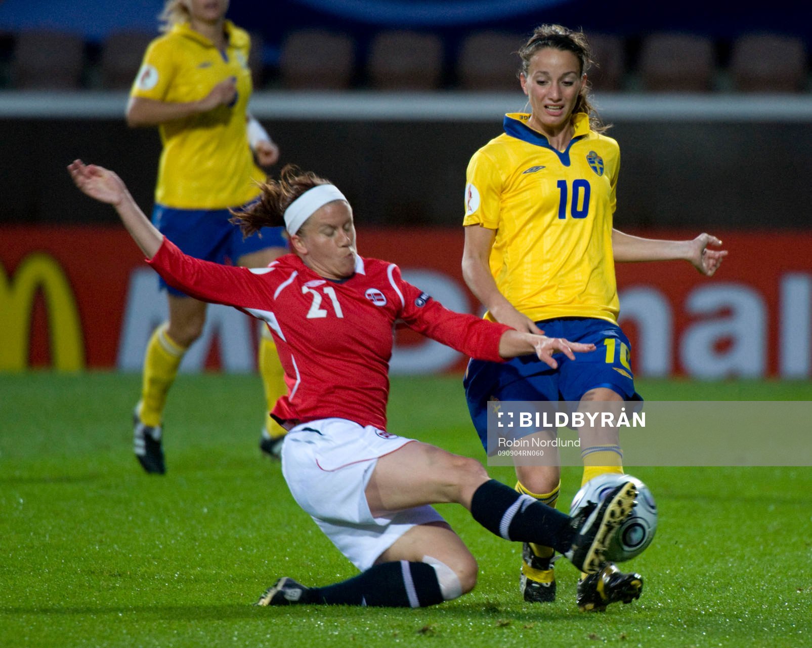 Kosovare Asllani, Sverige mot Lene Storlökken, Norge