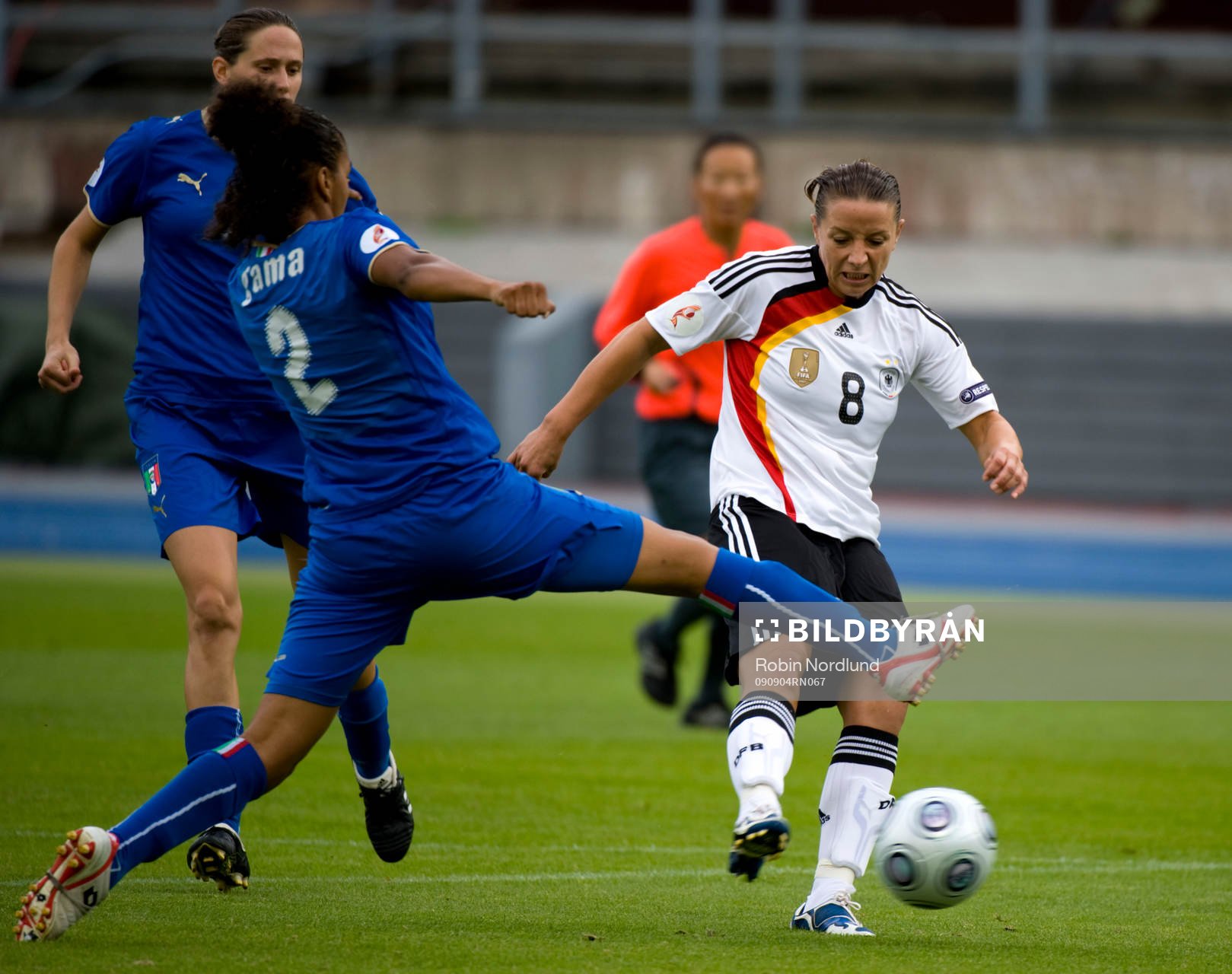 Inka Grings, Tyskland skjuter in 1-0