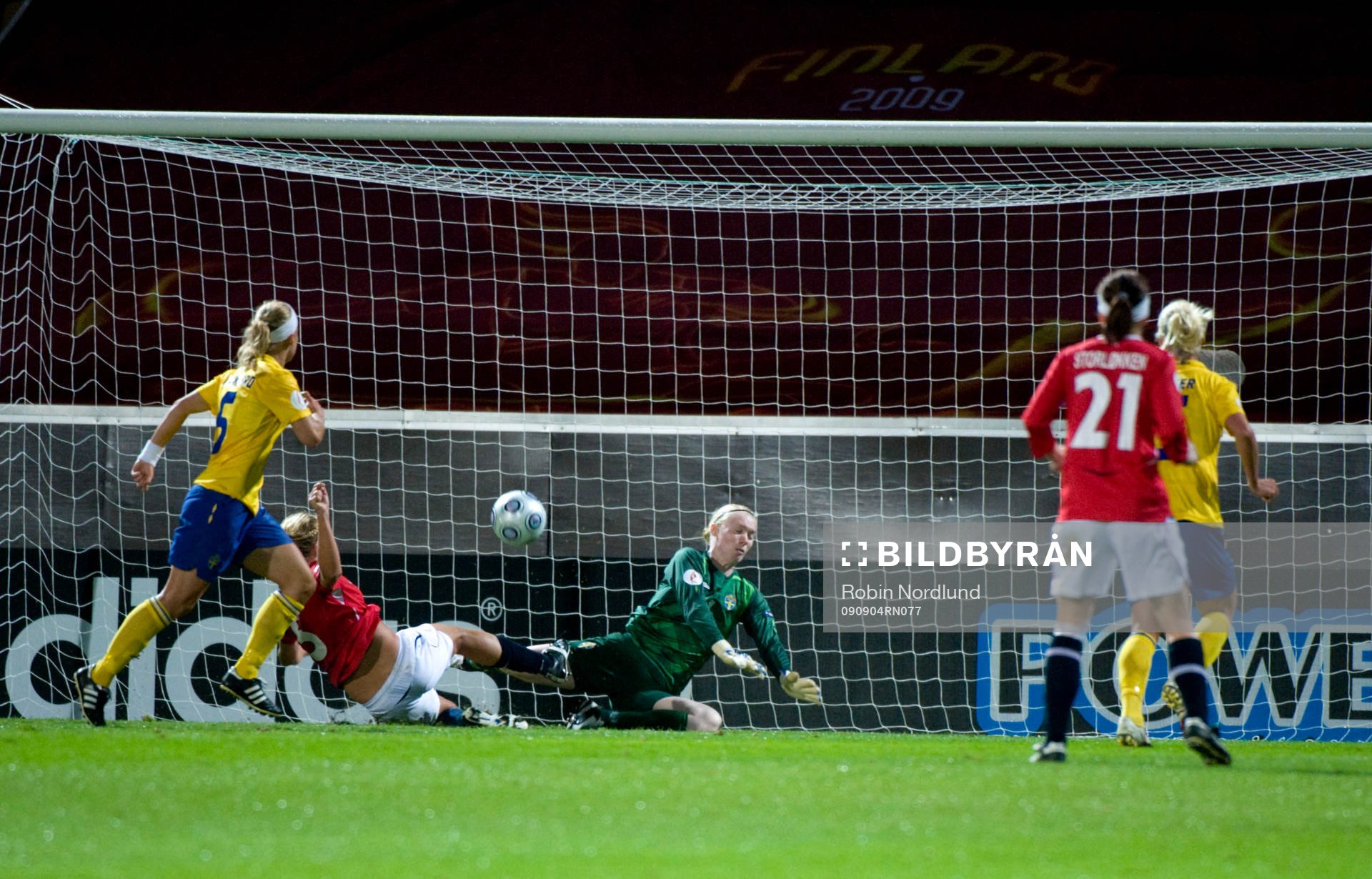 Anneli Giske, Norge gör 0-2 på Hedvig Lindahl, Målvakt, Sverige
