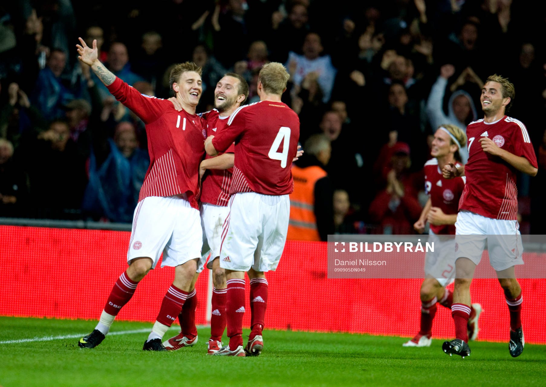 Niclas Bendtner, Danmark,  gjorde 1-0 målet. Jubel